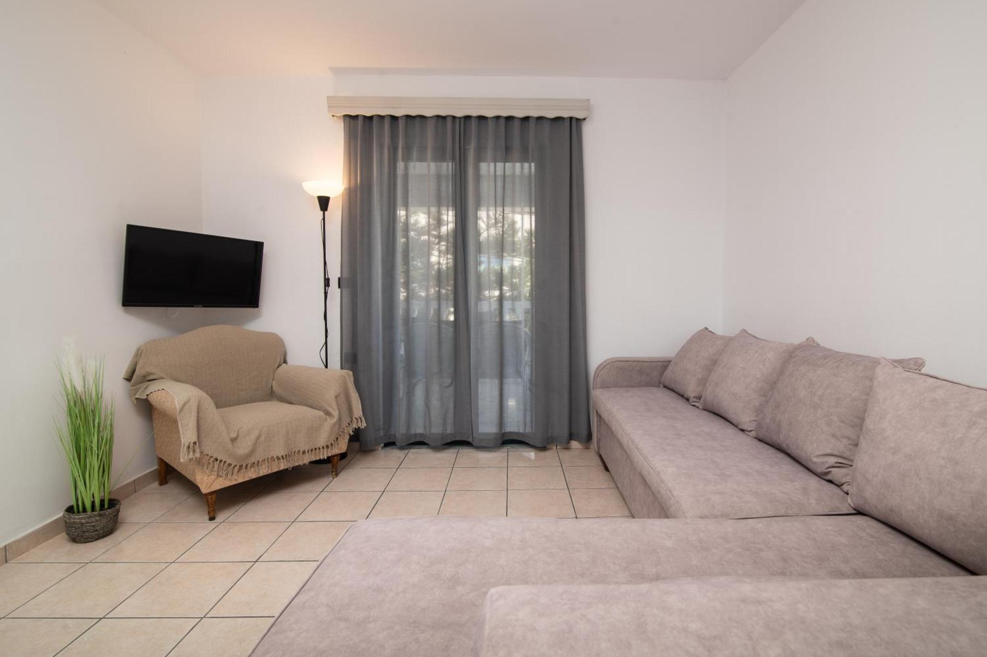 Amarylis Beachfront Studios Apartment *