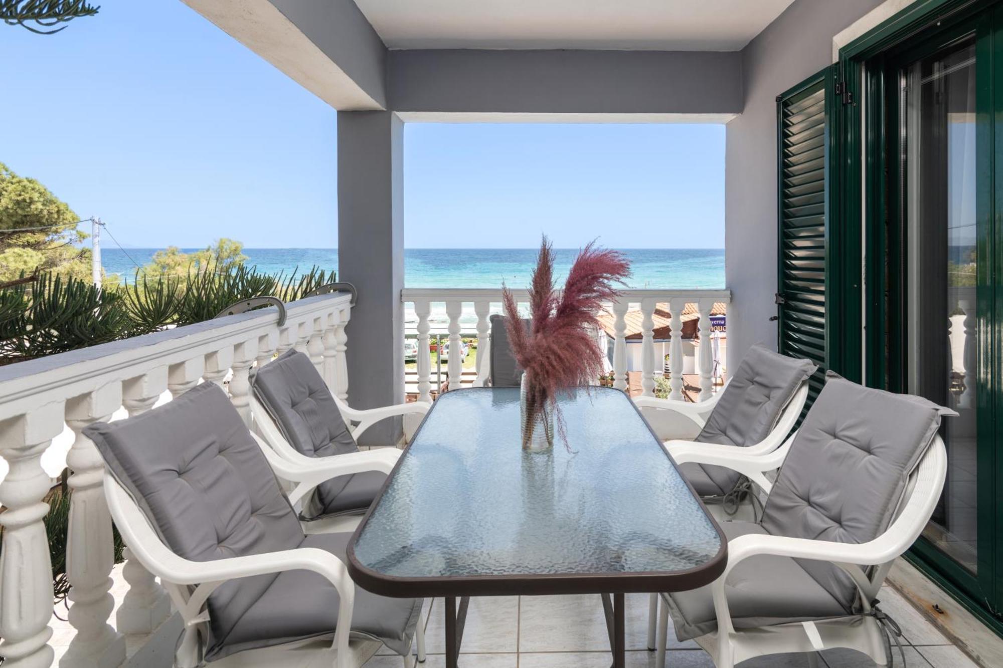 Amarylis Beachfront Studios * Amoudi