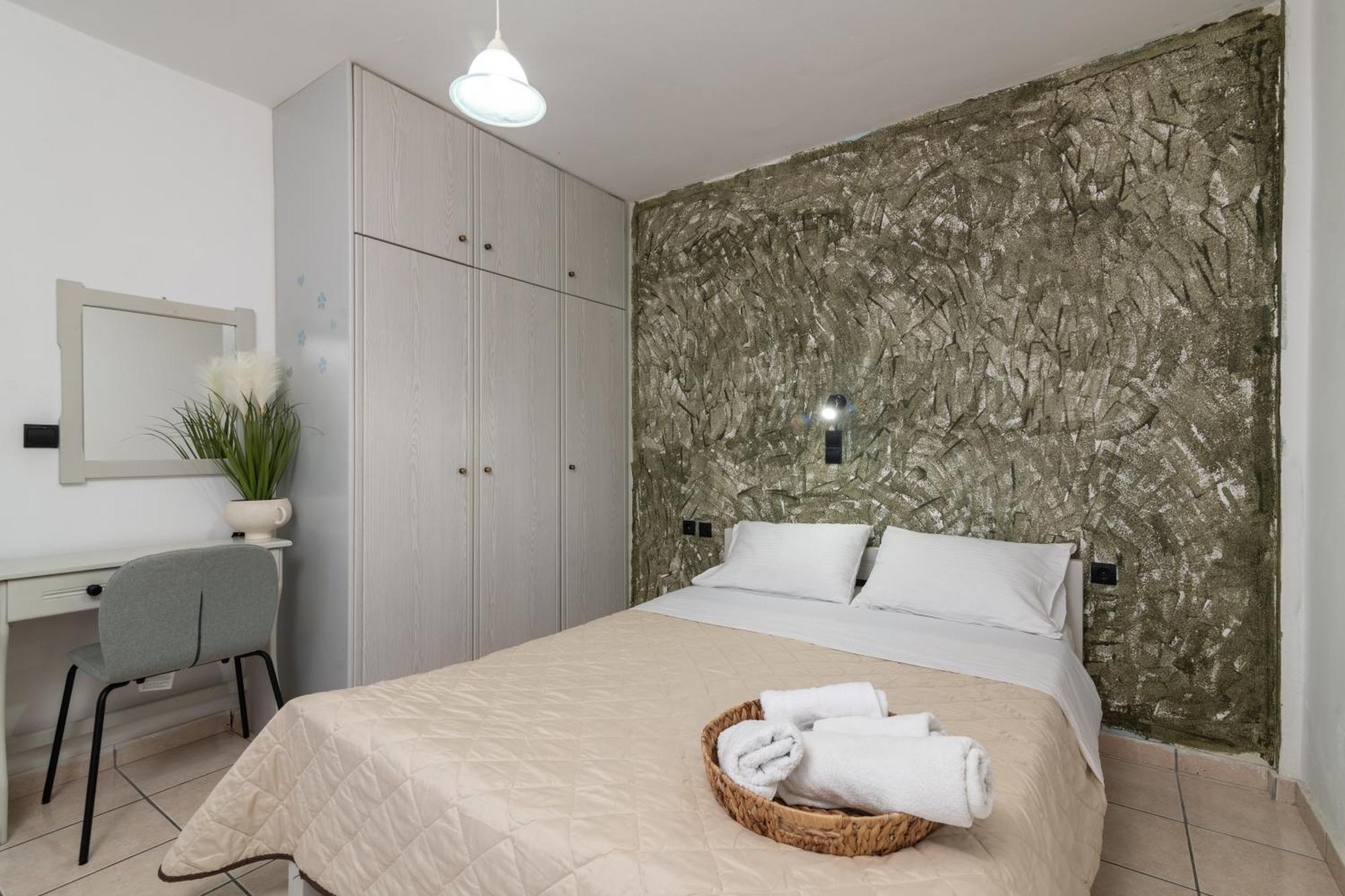 Amarylis Beachfront Studios Apartment Amoudi