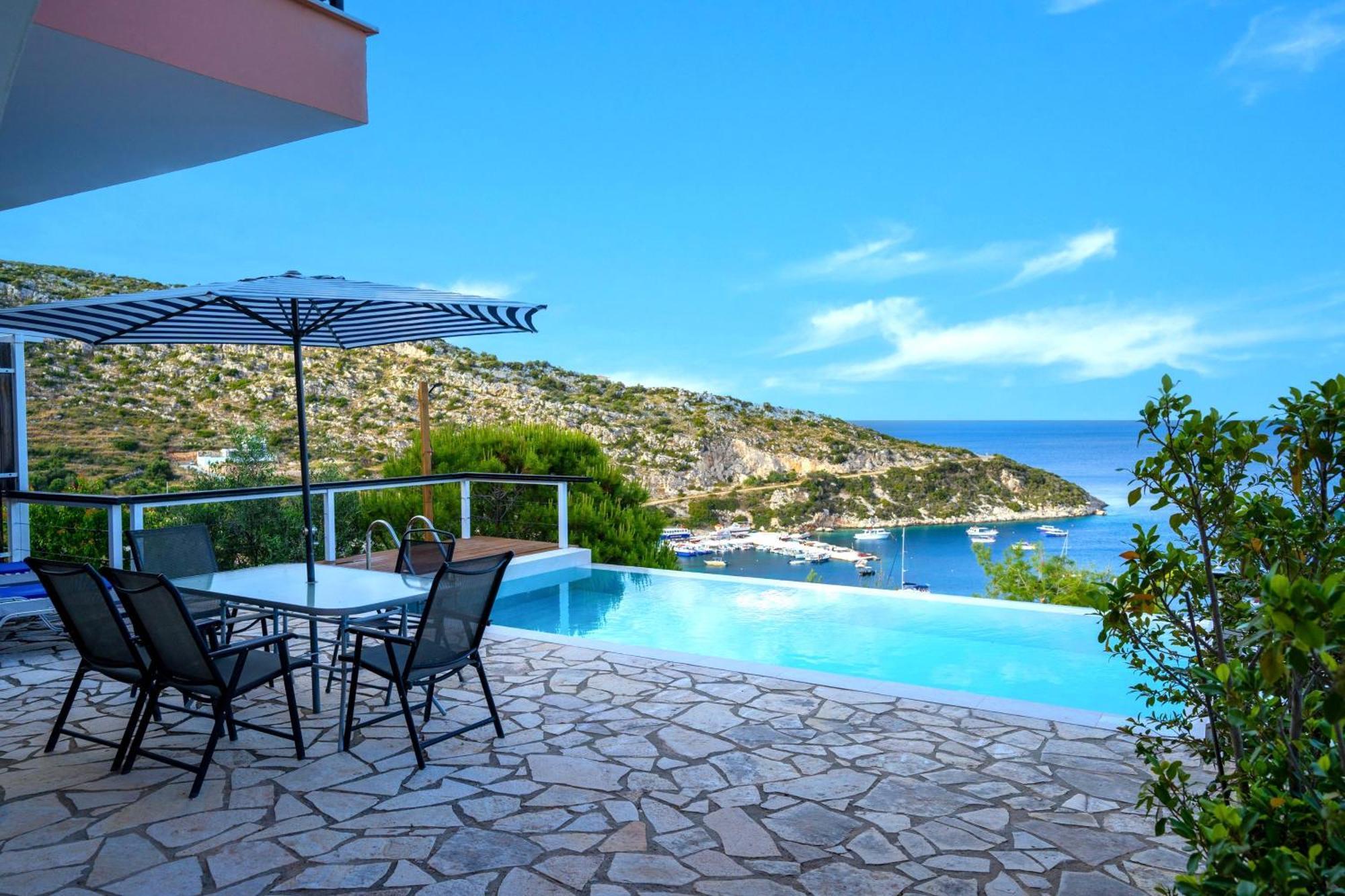 Coastal Paradise Found - Komis' Private Pool Retreat Villa *
