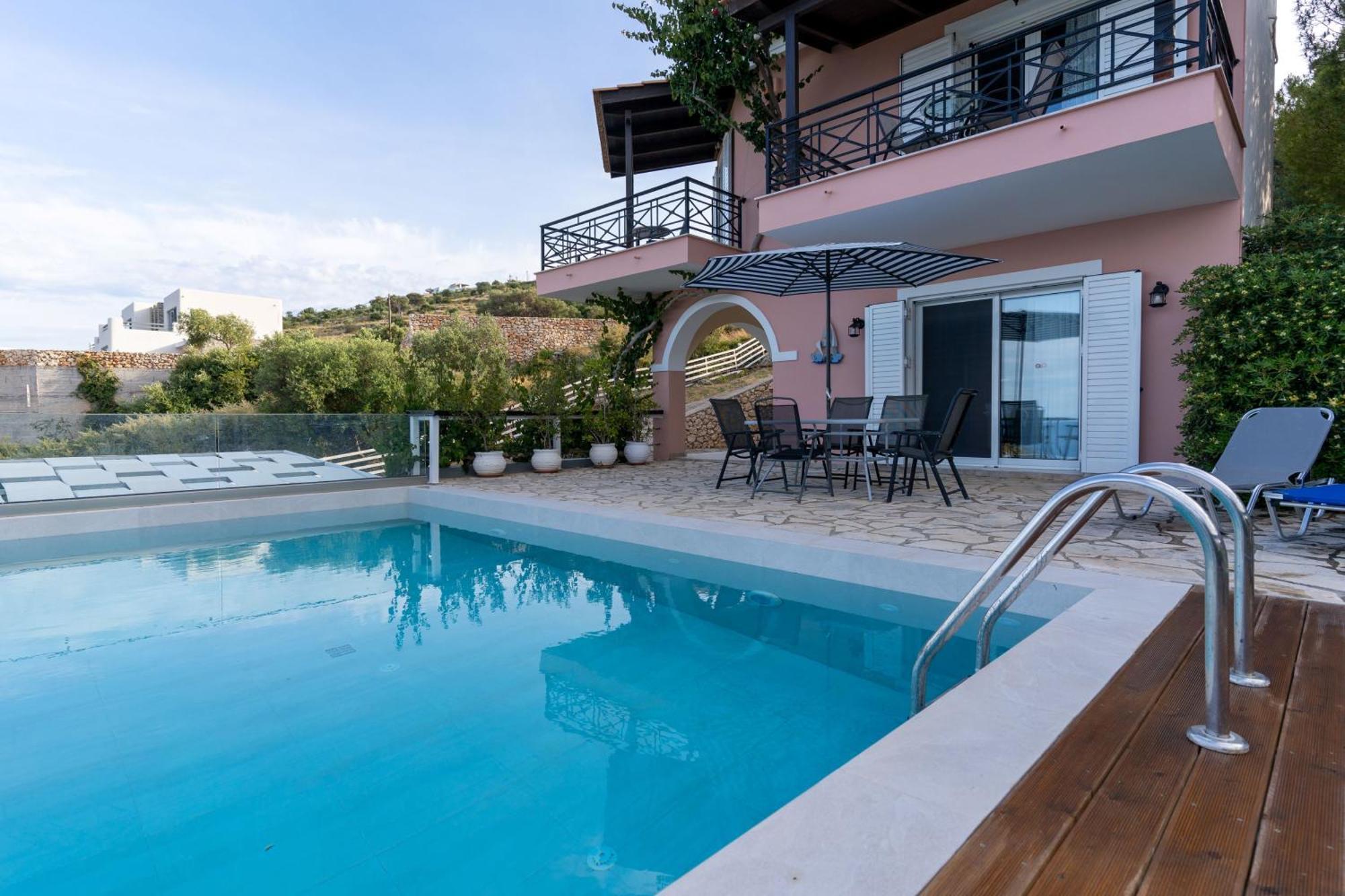 Coastal Paradise Found - Komis' Private Pool Retreat *