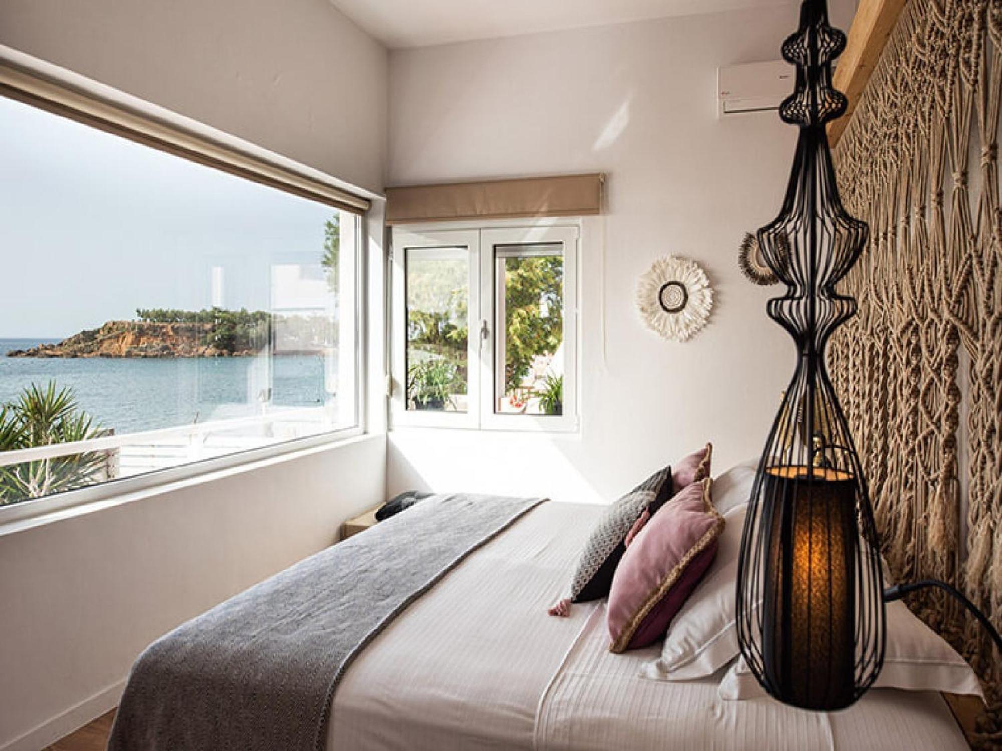 Dazzling Crete 3 Bedrooms Saffron Sunset Beachfront With Jacuzzi Brilliant Sea Views Chania