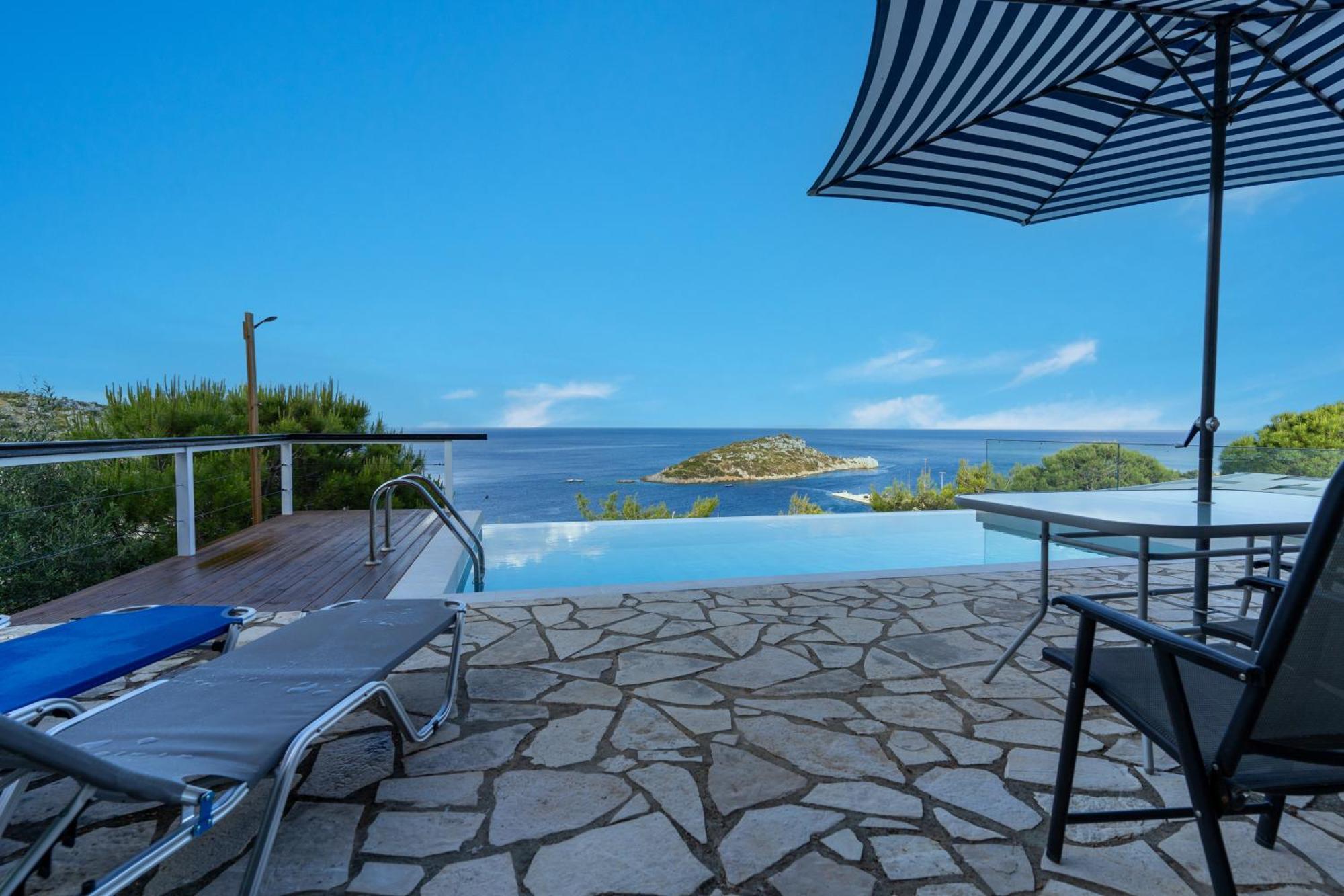 Coastal Paradise Found - Komis' Private Pool Retreat Agios Nikolaos (Zakynthos)