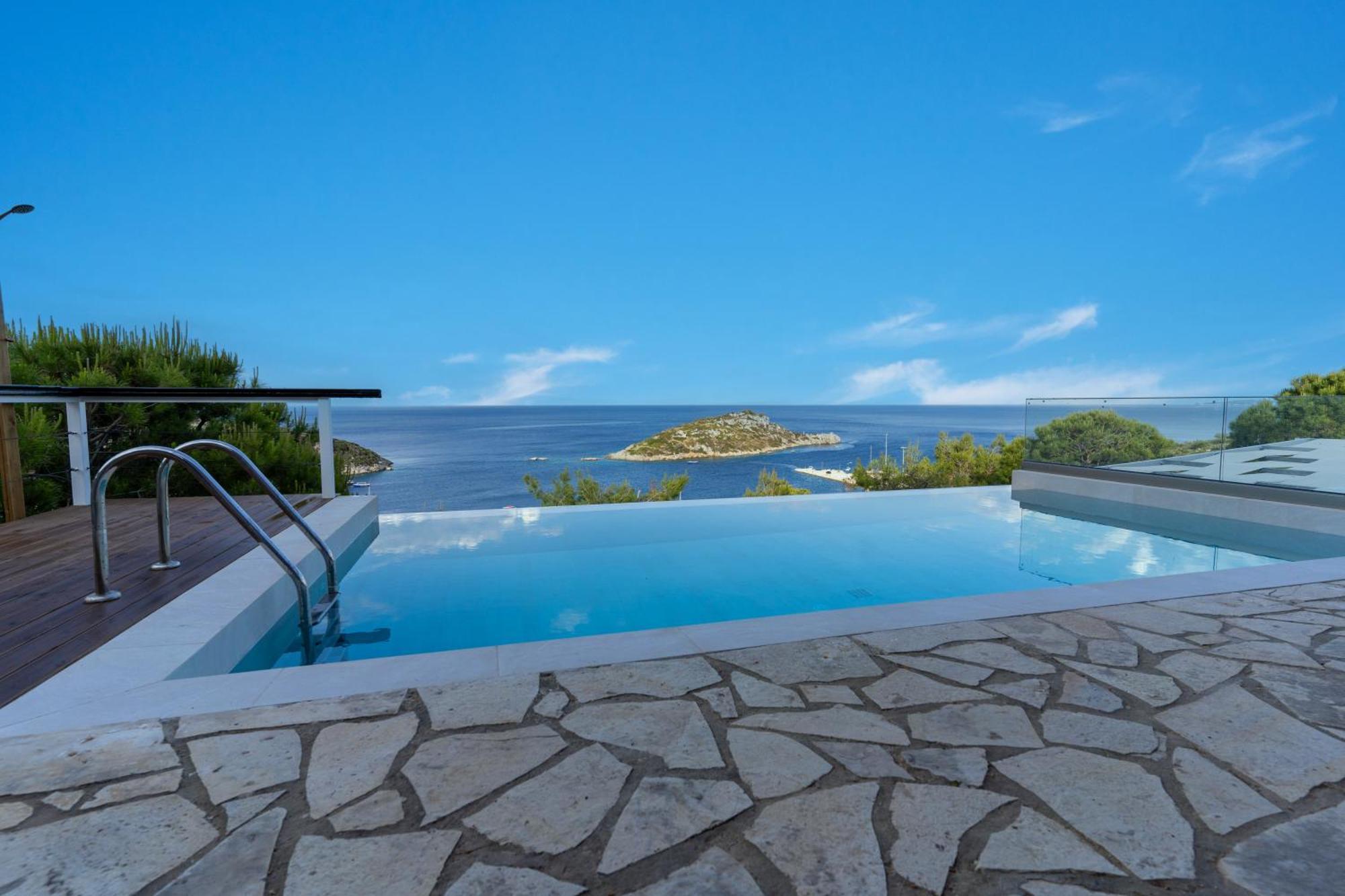 Coastal Paradise Found - Komis' Private Pool Retreat
