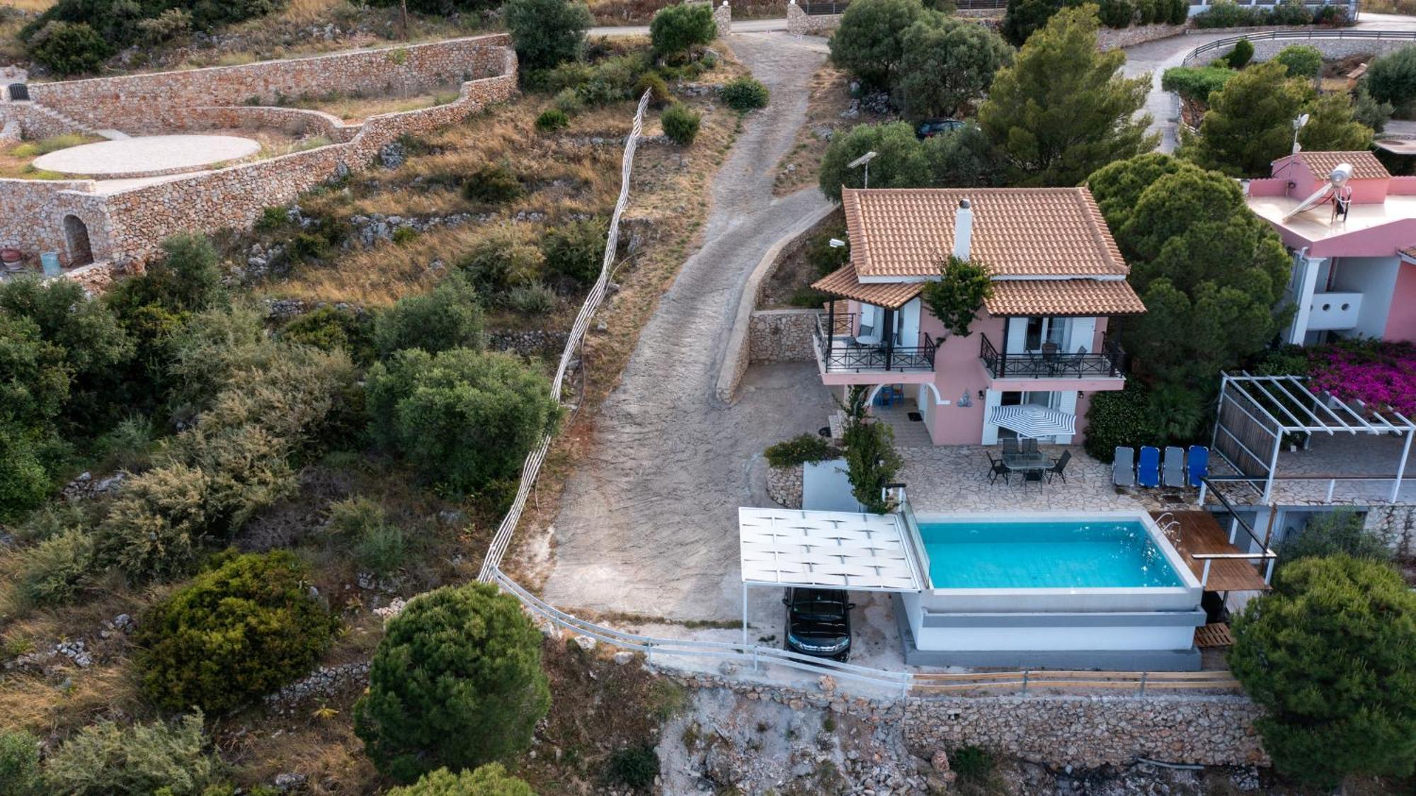 Coastal Paradise Found - Komis' Private Pool Retreat