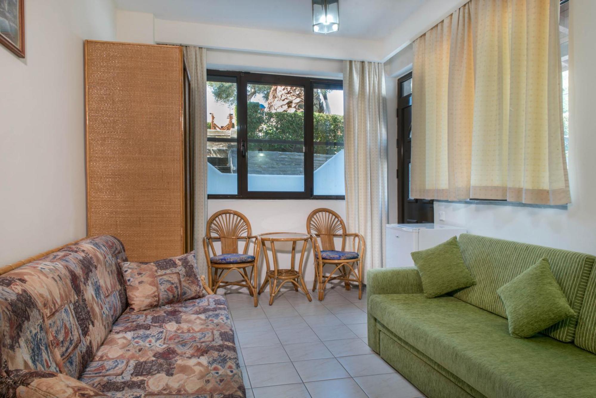 Pyrgos Hotel 2*