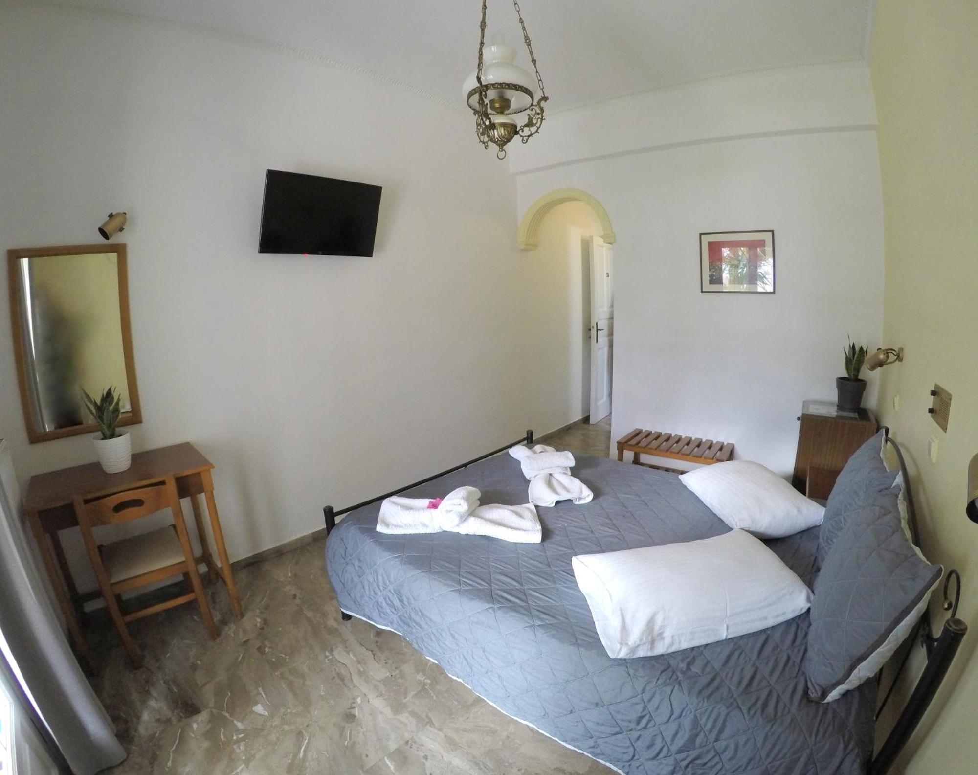 Zeus Aparthotel 2*