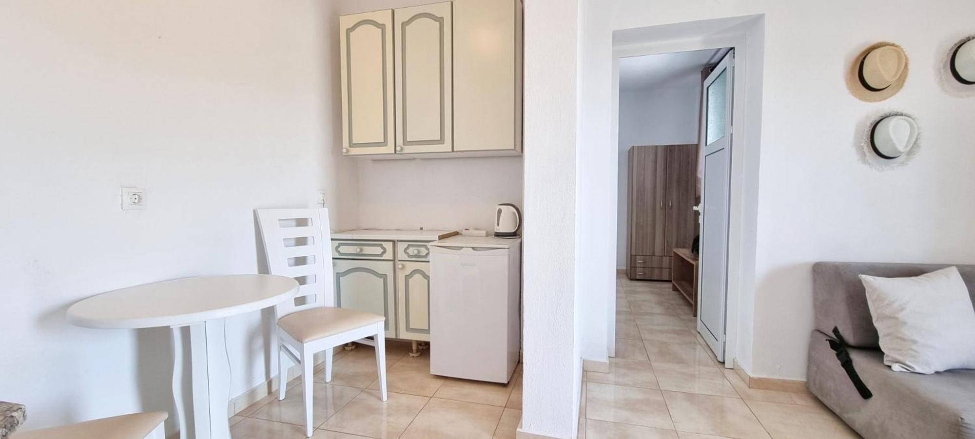 Apartment White Tennis &