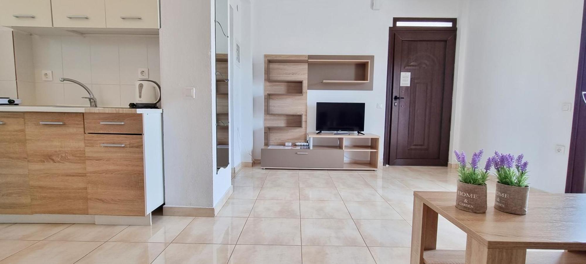 Apartment White Tennis &