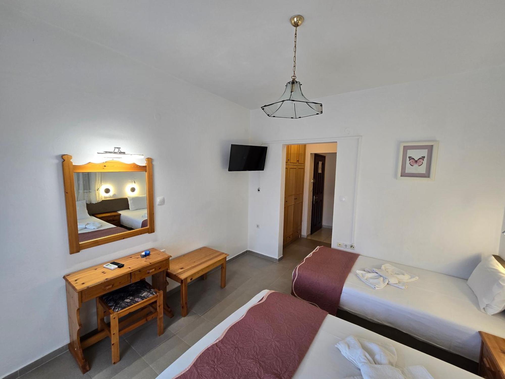 Itamos House Hotel *