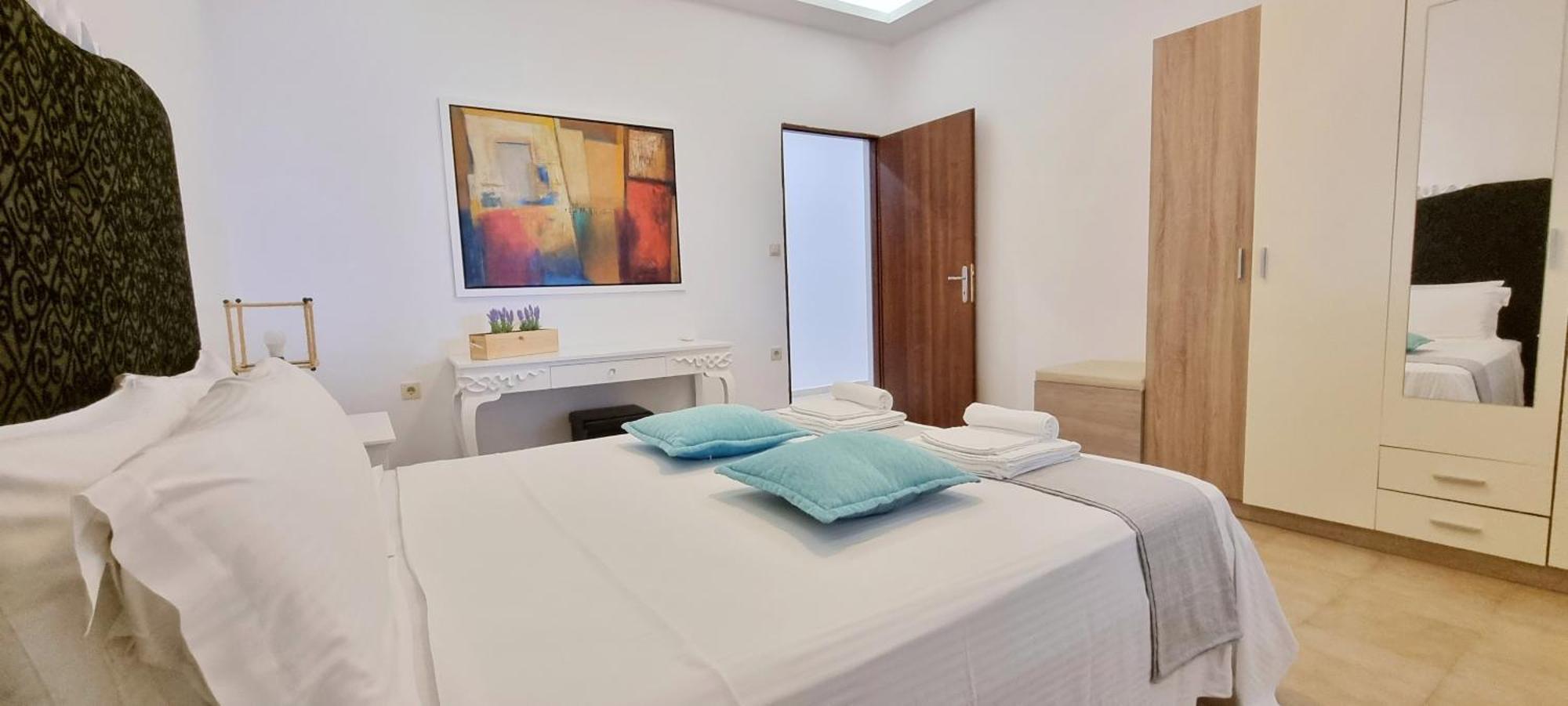 Apartment White Tennis &