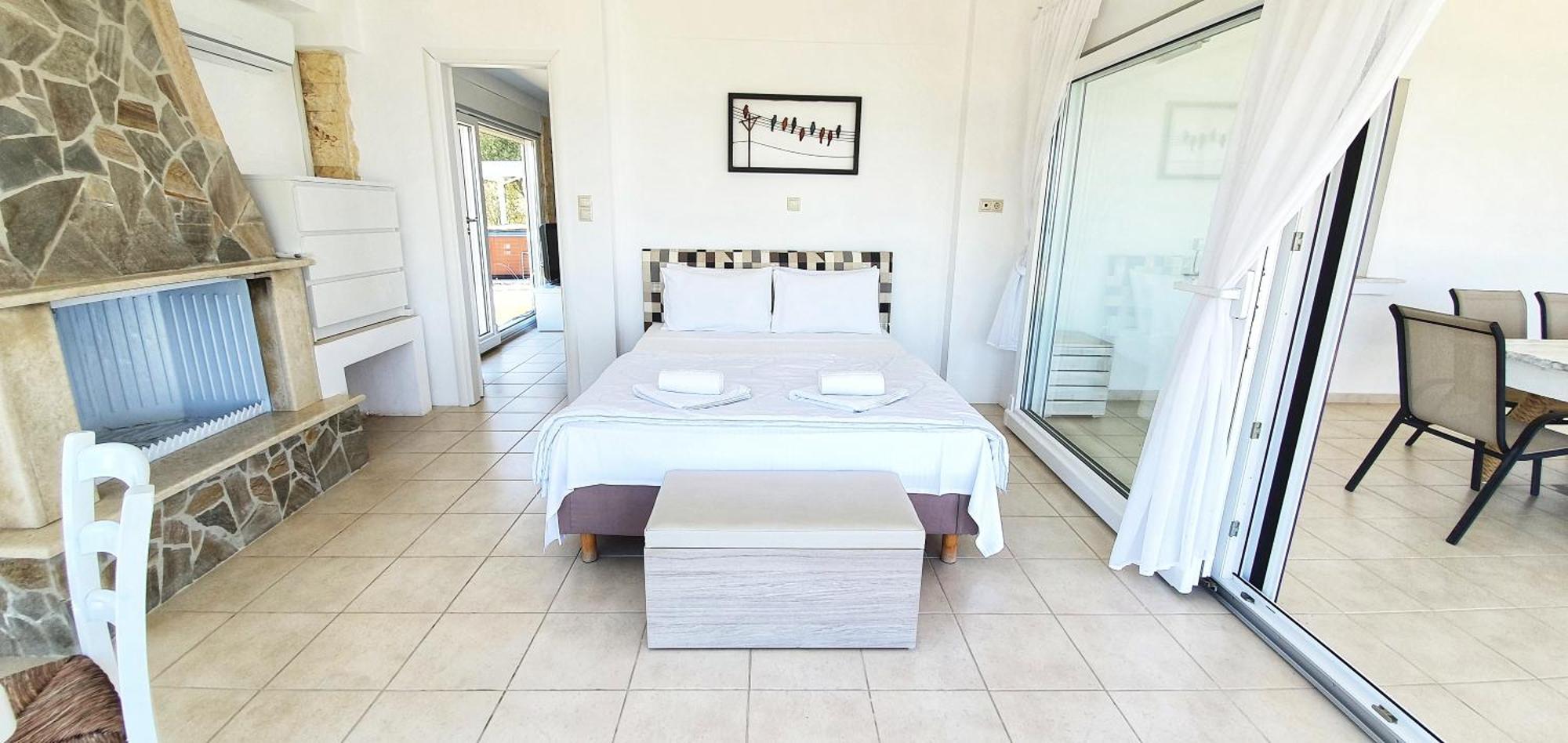 Apartment White Tennis & *