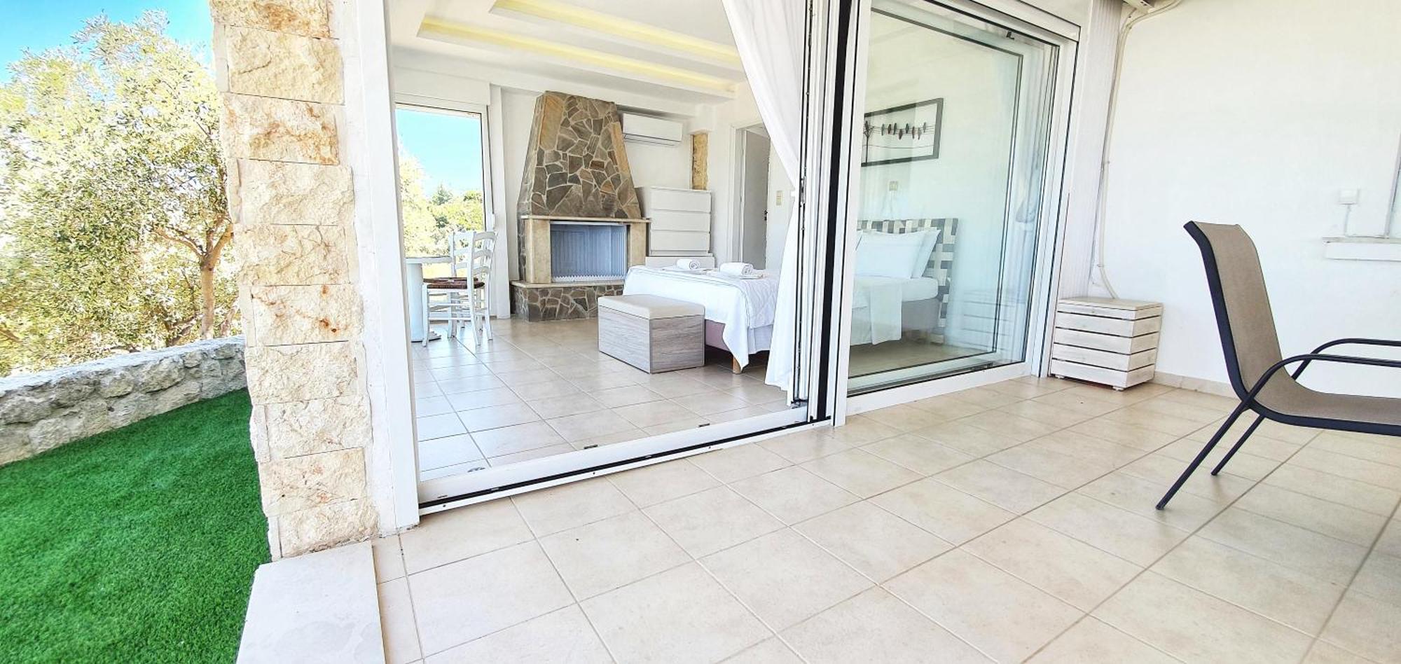 Apartment White Tennis &
