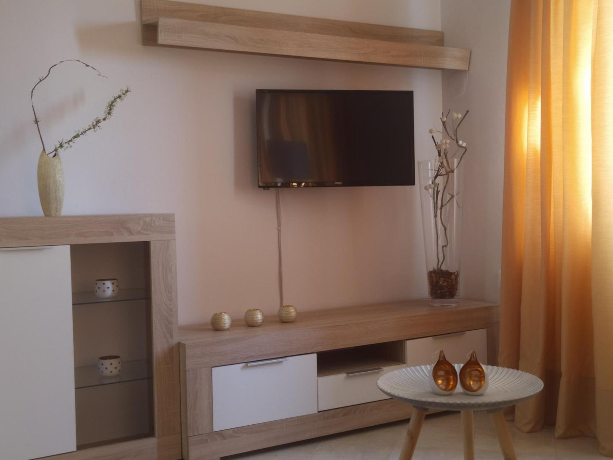 Roza's And Apartment Benitses (Corfu)