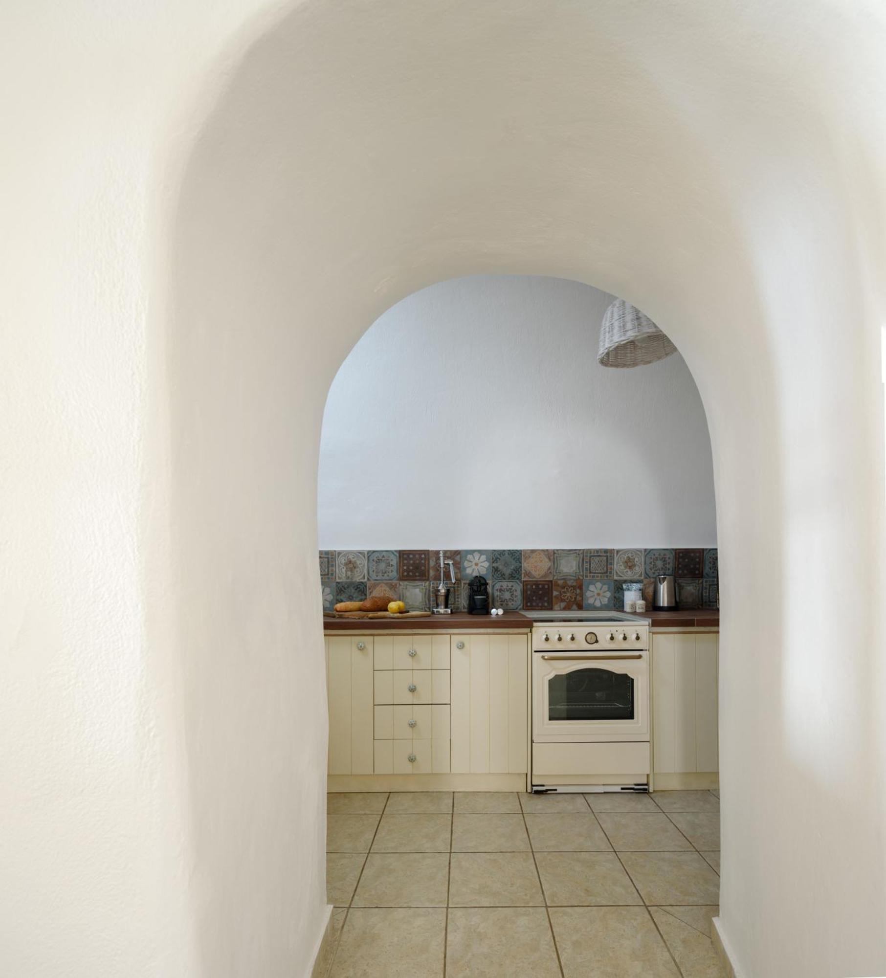 Revelis & Canava Fira (Santorini)