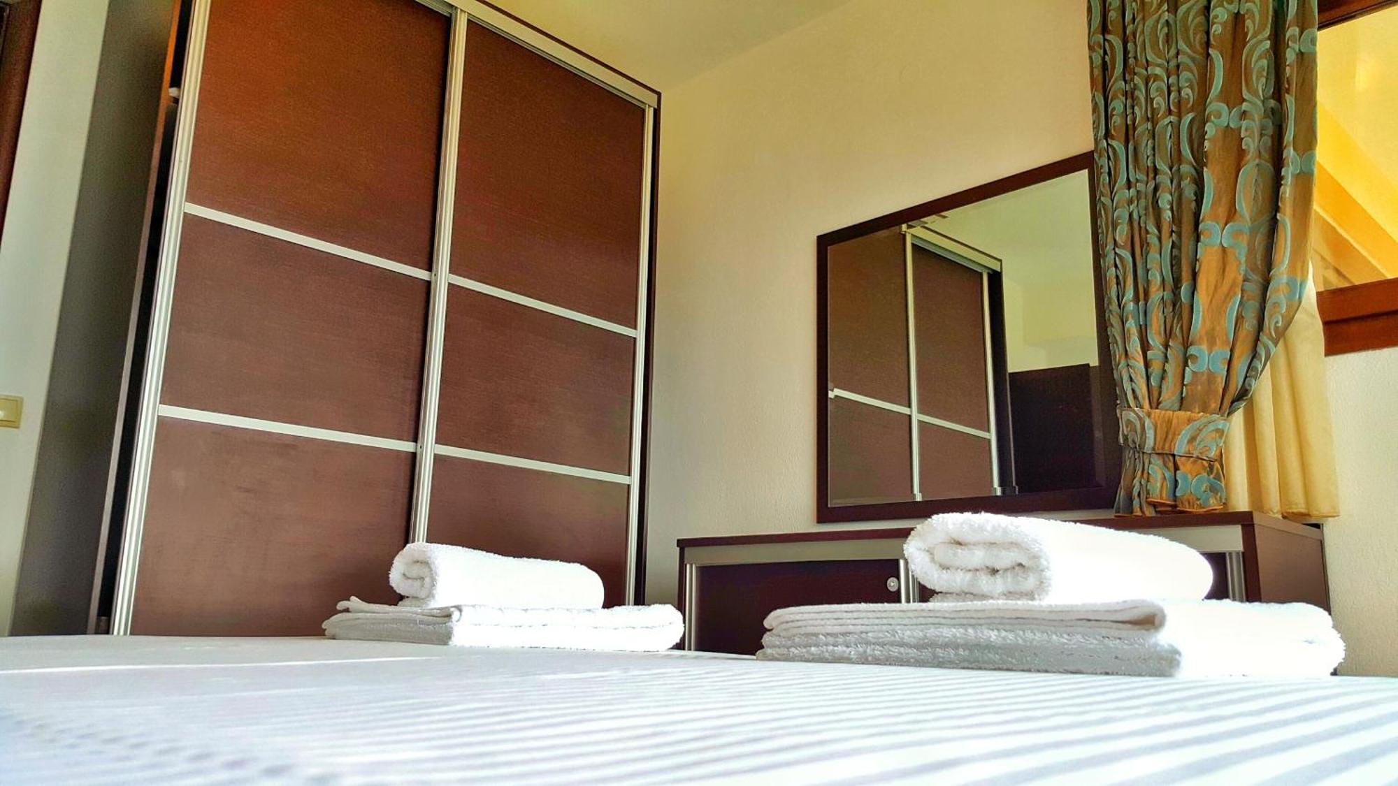 Apartment White Tennis &