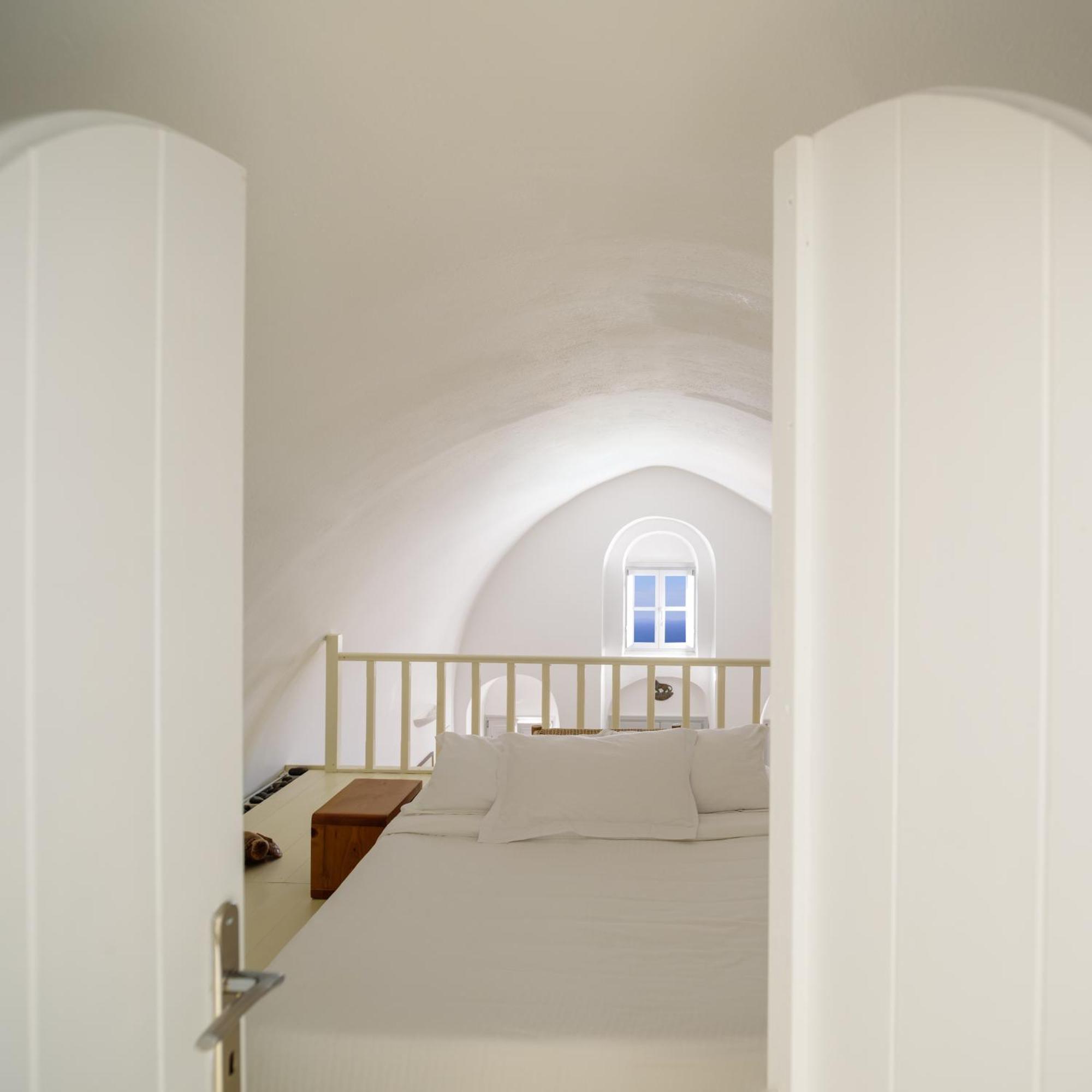 Villa Revelis & Canava Fira (Santorini)