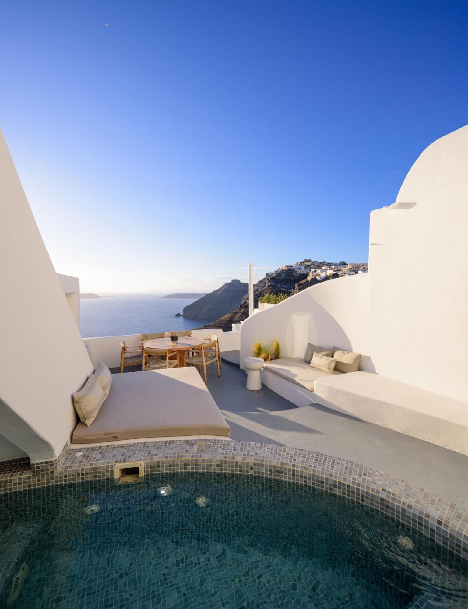 Villa Revelis & Canava Fira (Santorini)