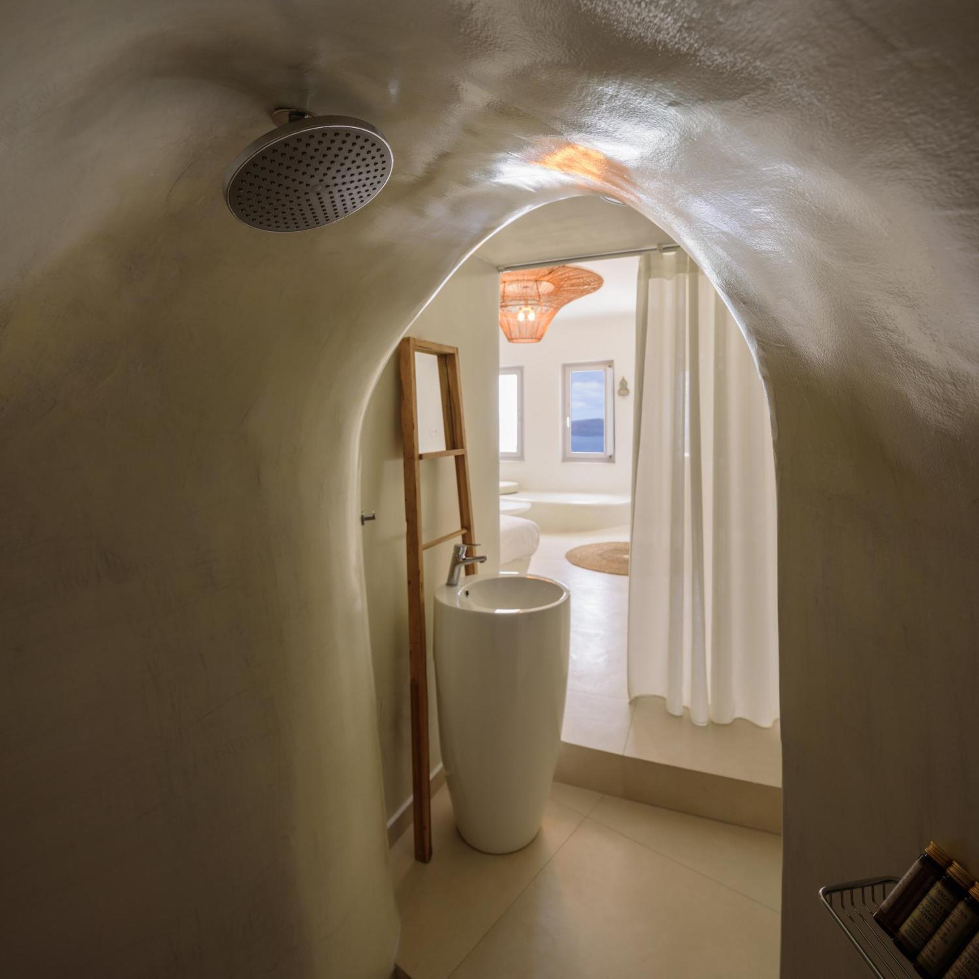 Villa Revelis & Canava Fira (Santorini)