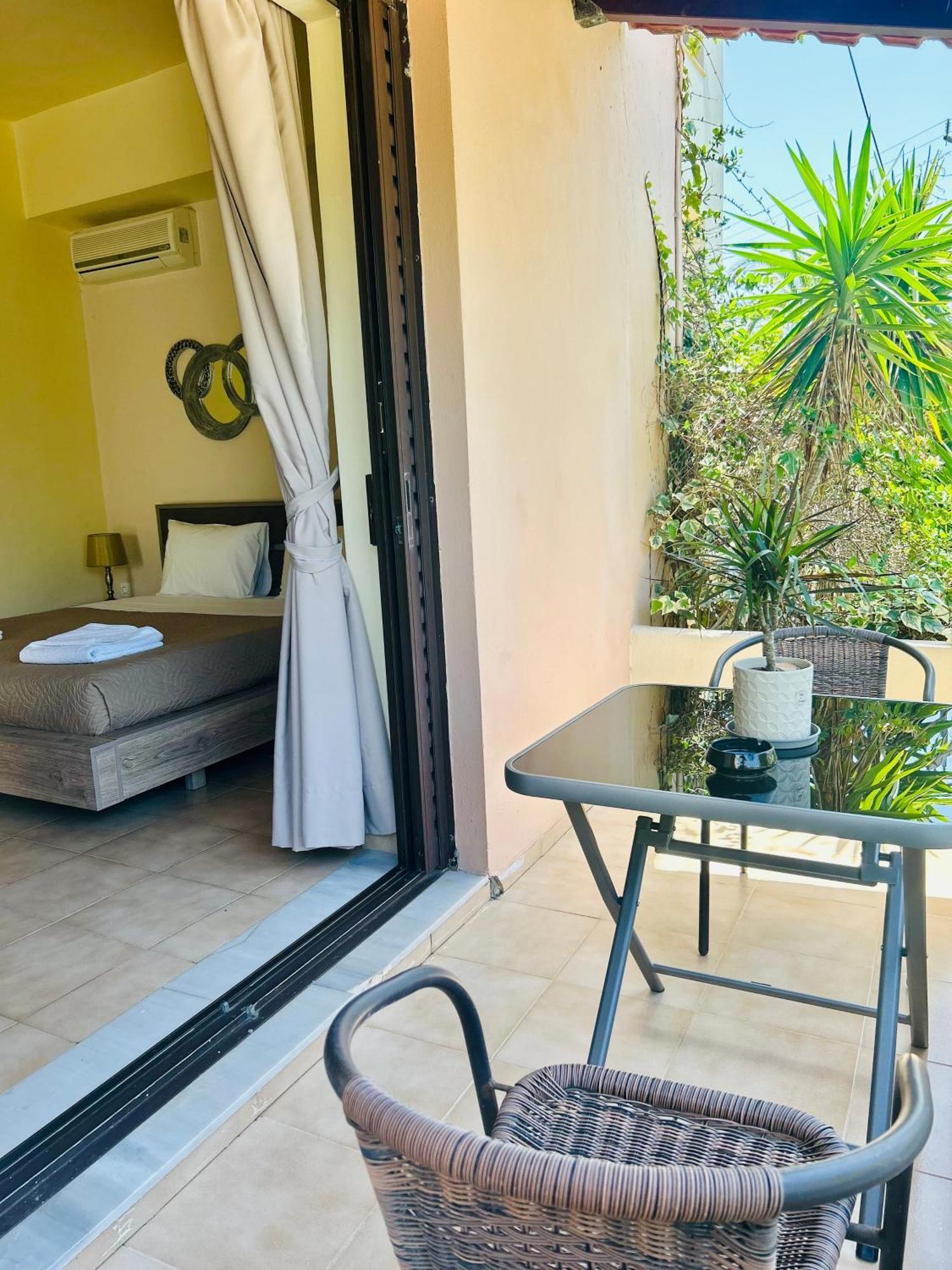Esperia Inn *