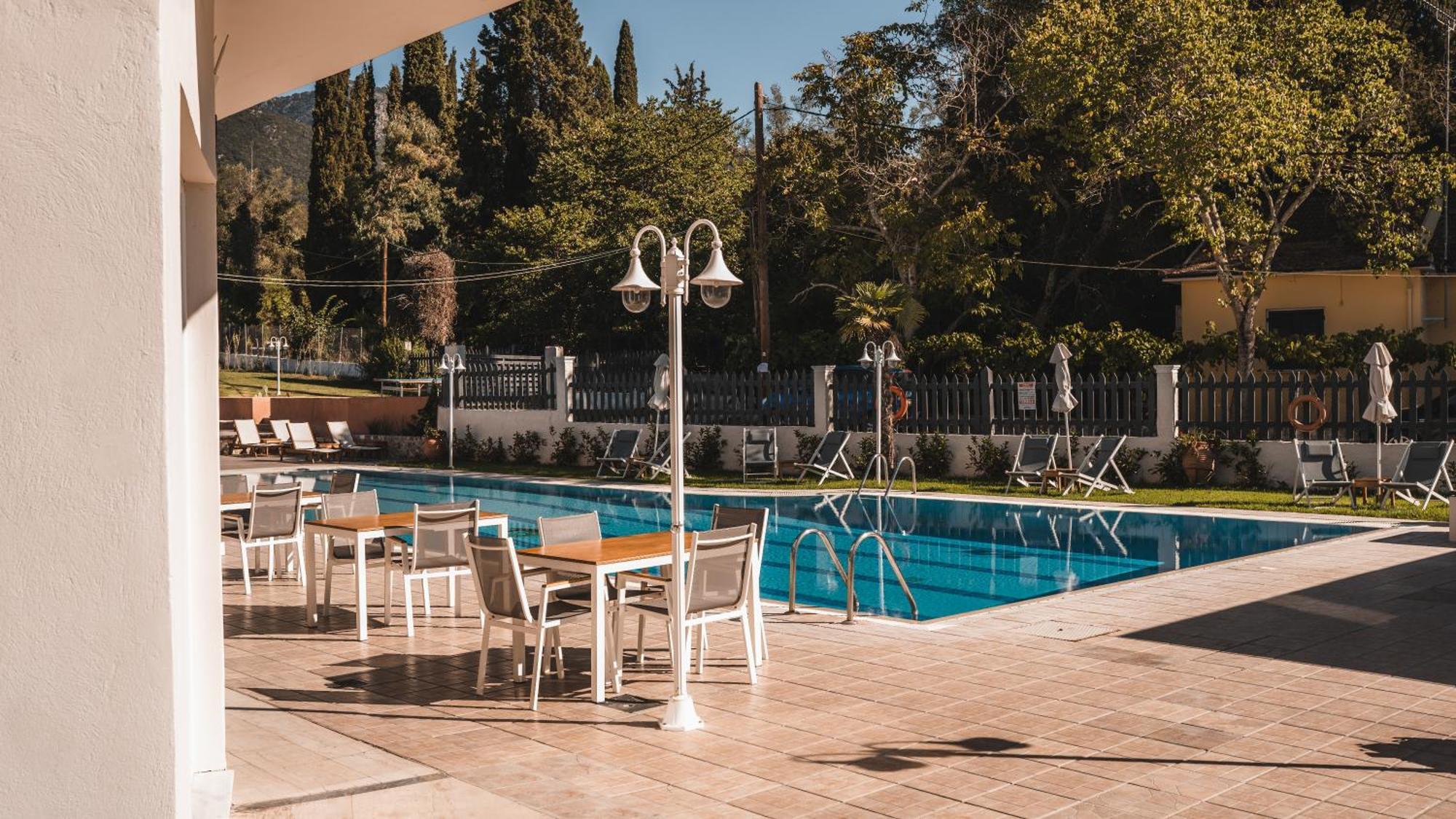 Dominoes Corfu Ipsos