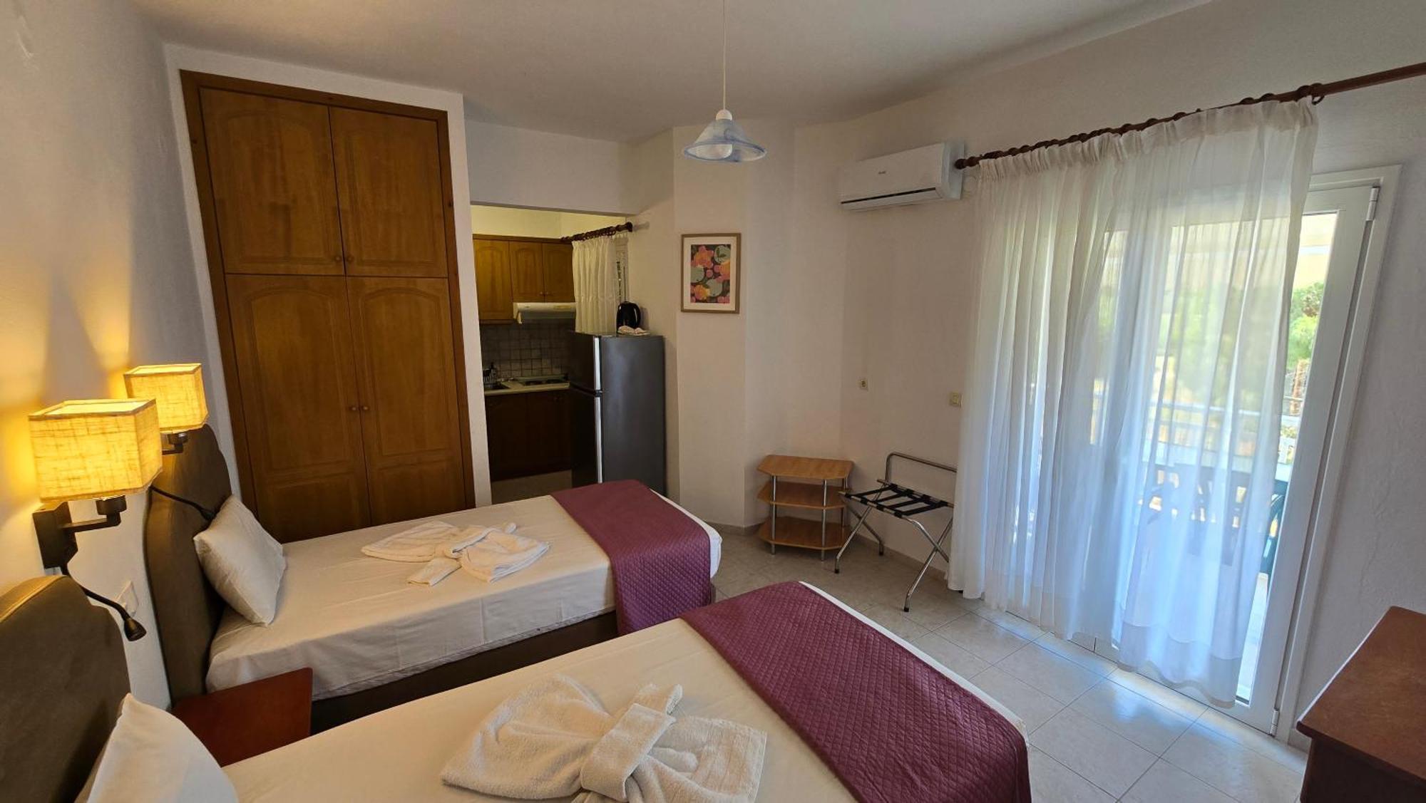 Hotel Itamos House *