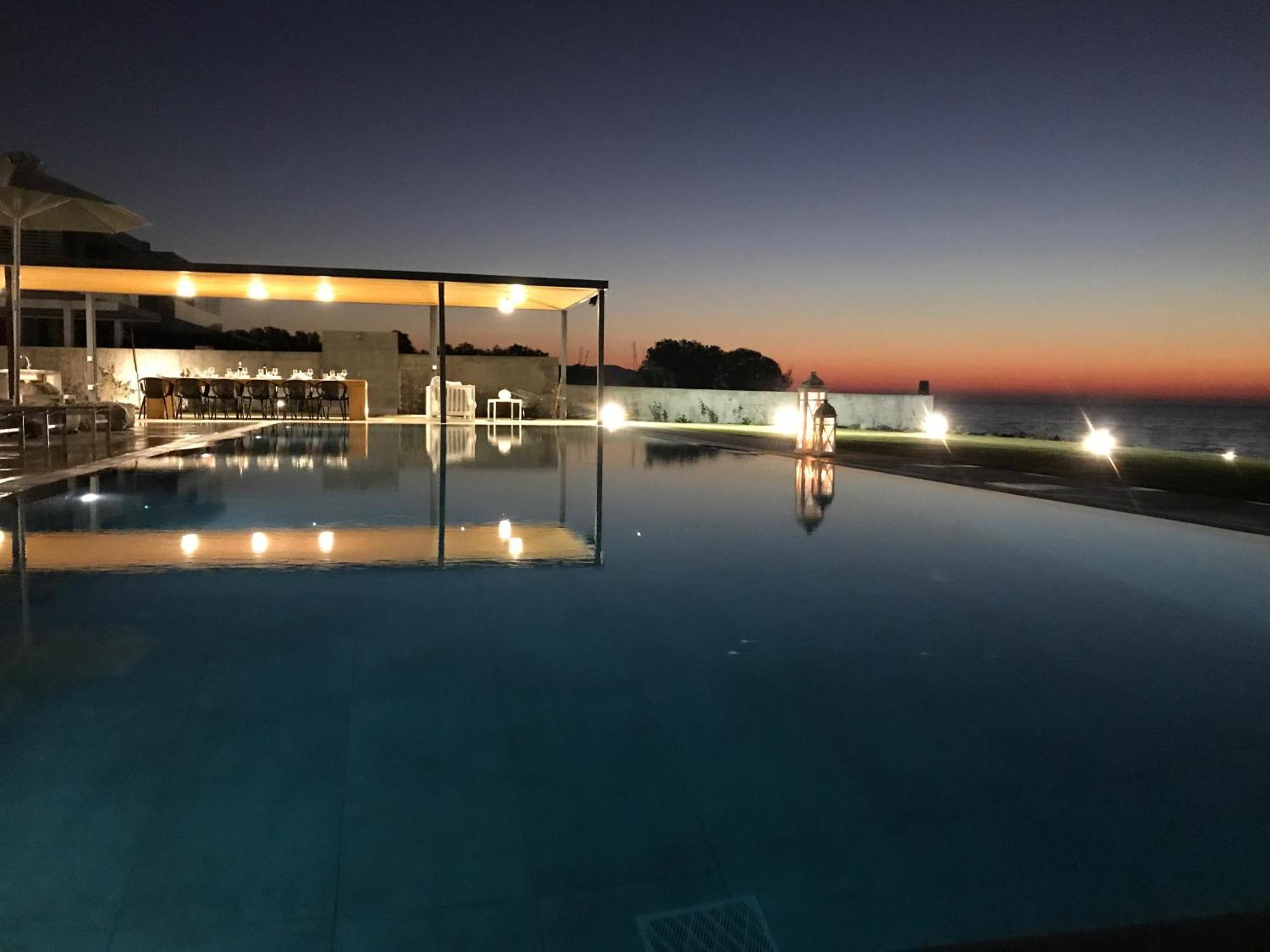 Liam Front Luxury With 100m2 Infinity Pool