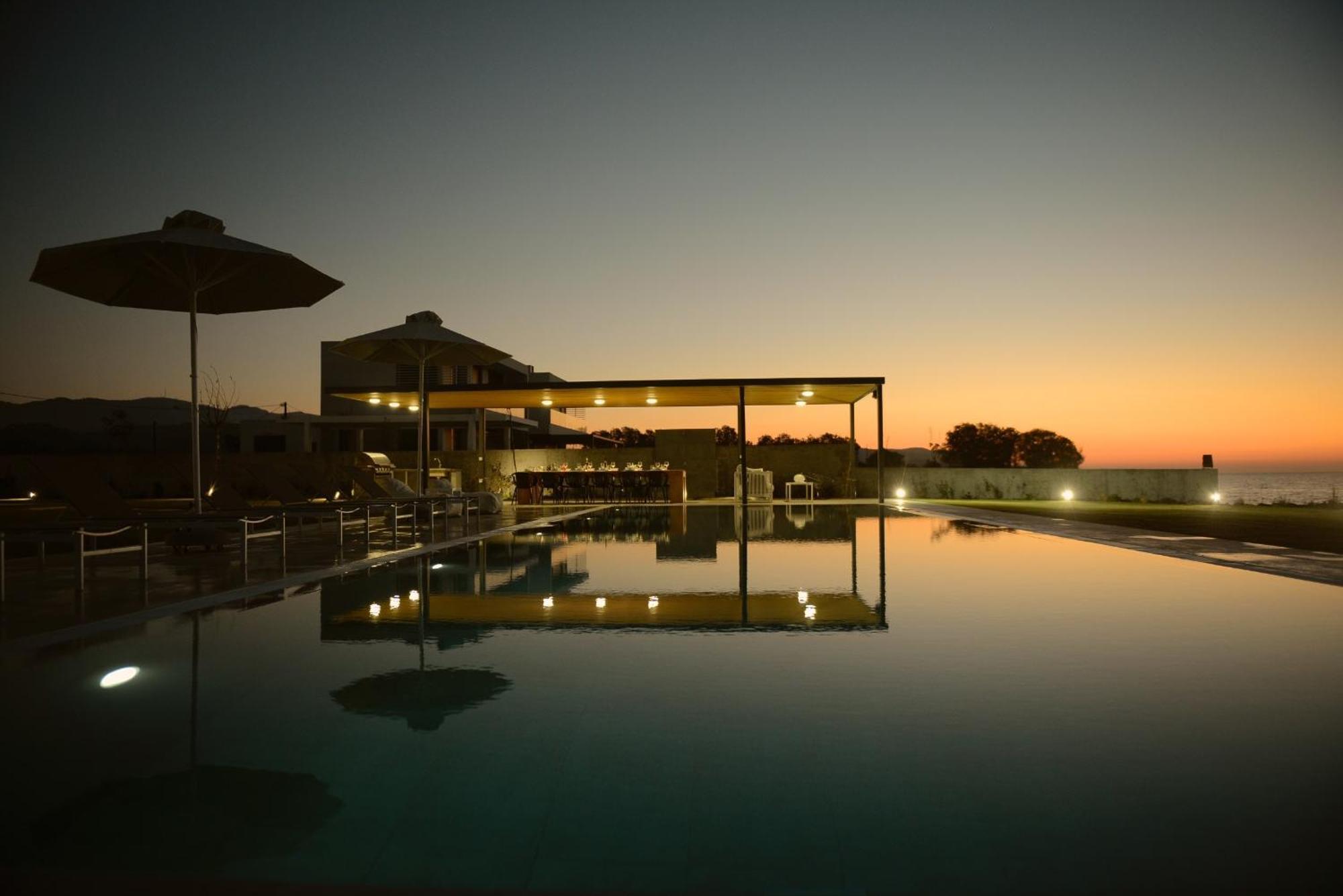 Villa Liam Front Luxury With 100m2 Infinity Pool