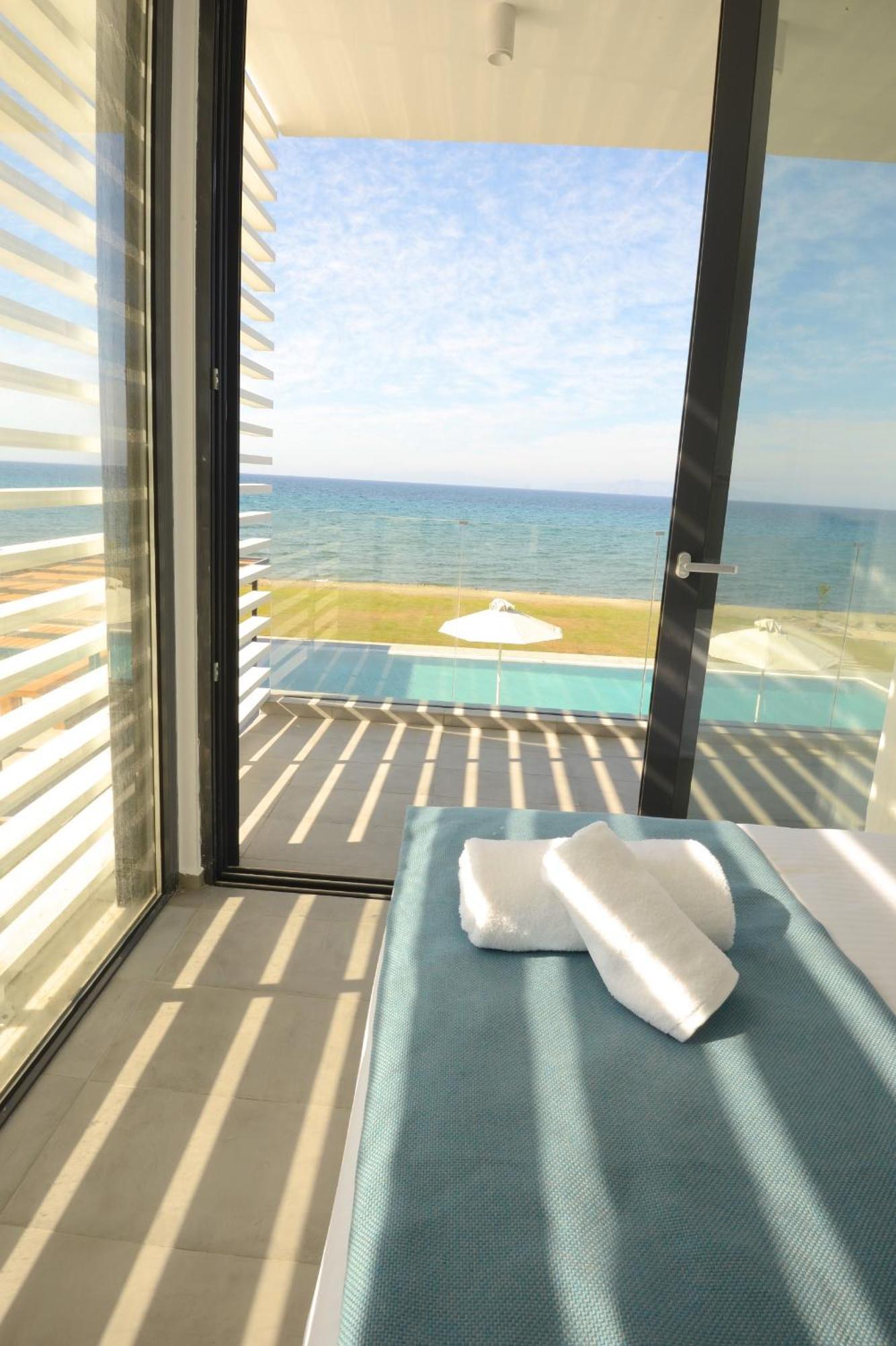 Liam Front Luxury With 100m2 Infinity Pool