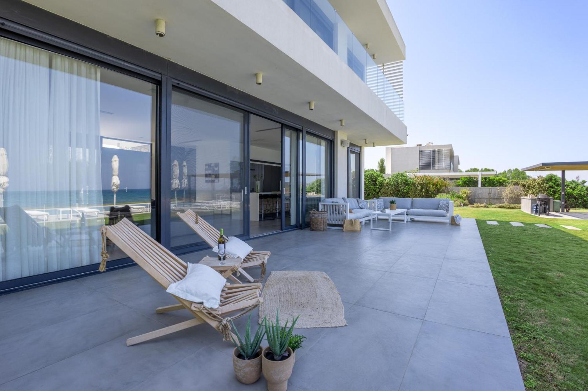 Liam Front Luxury With 100m2 Infinity Pool