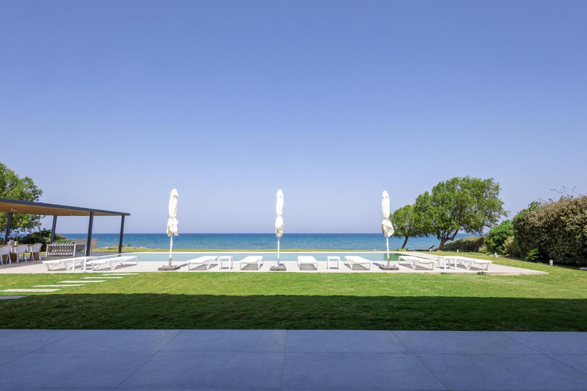 Liam Front Luxury With 100m2 Infinity Pool