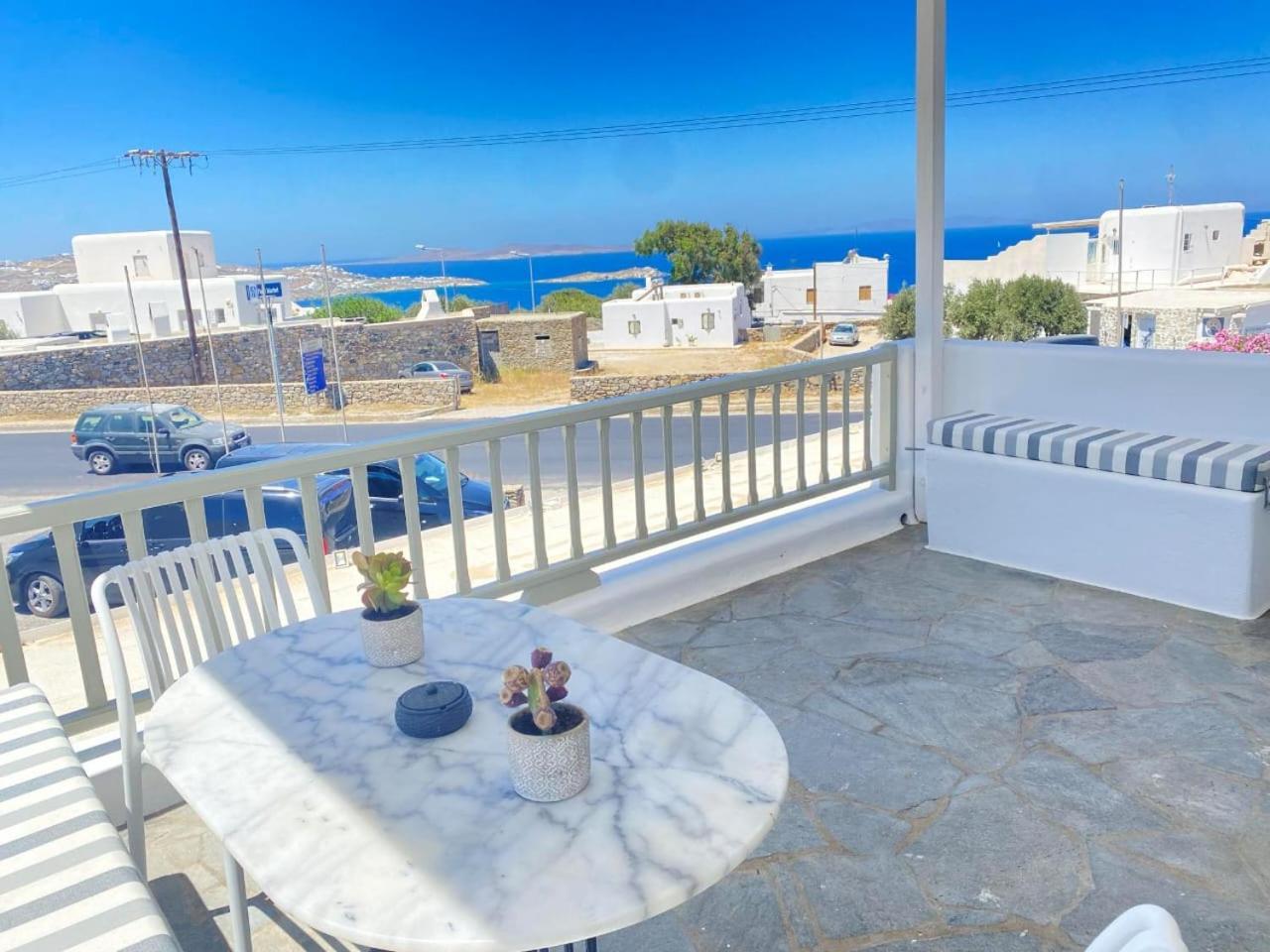 C Mykonos *