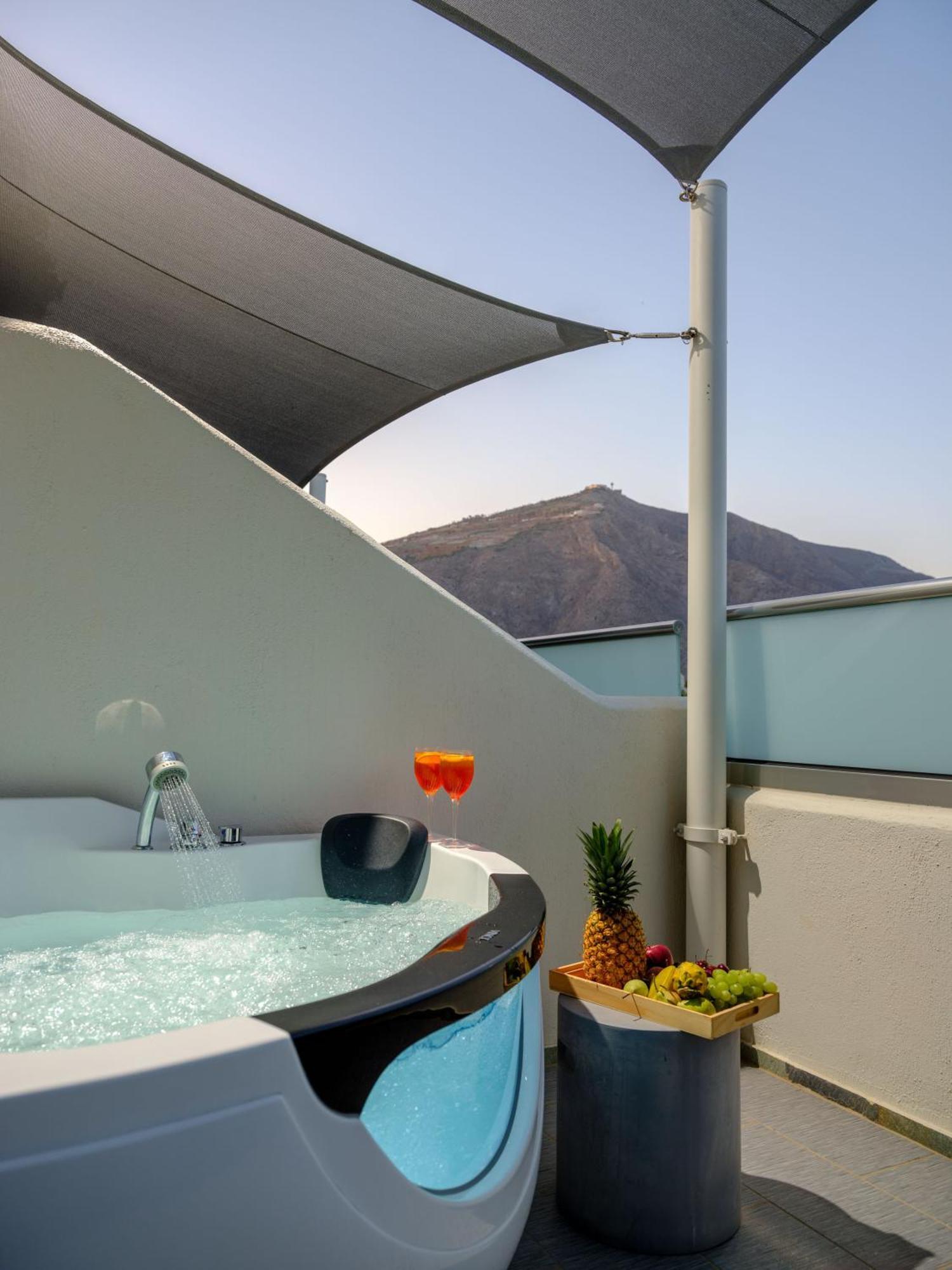 Smaragdi 3* Perivolos (Santorini)