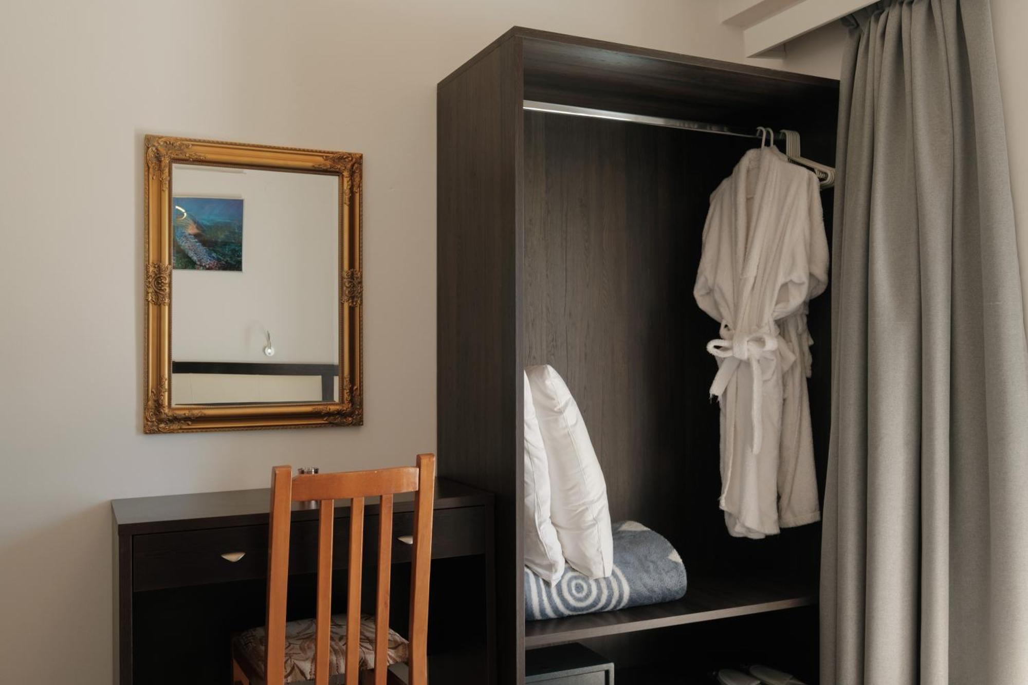 Aparthotel Zeus Throne *
