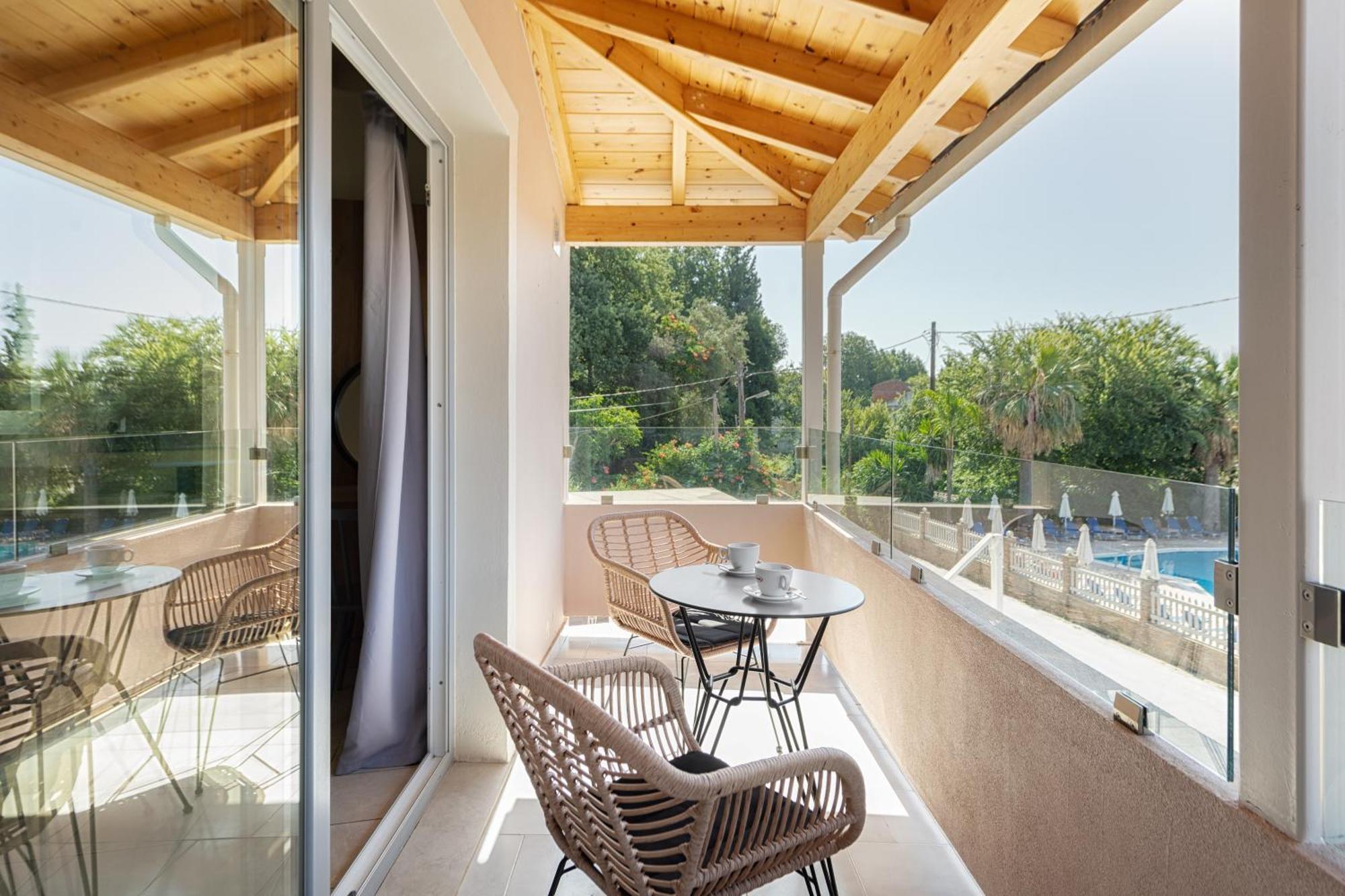 Dominoes Corfu 3*