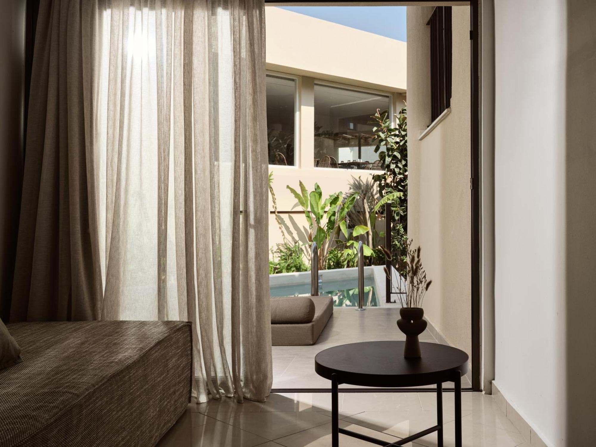 Admiral De Luxe Hotel 3*