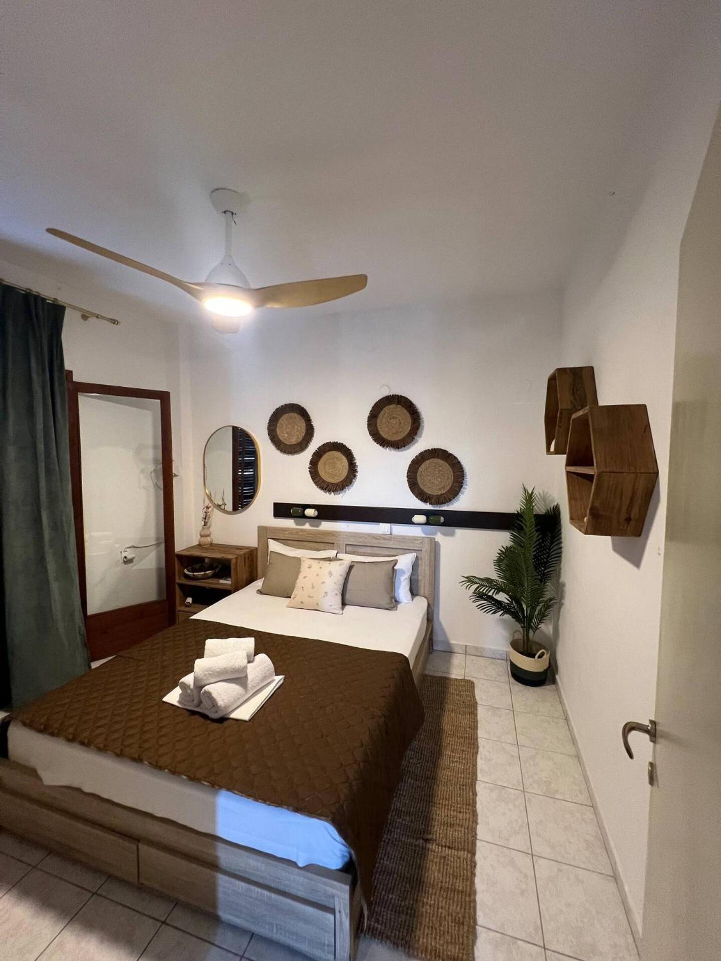 Acanthus Apartment *