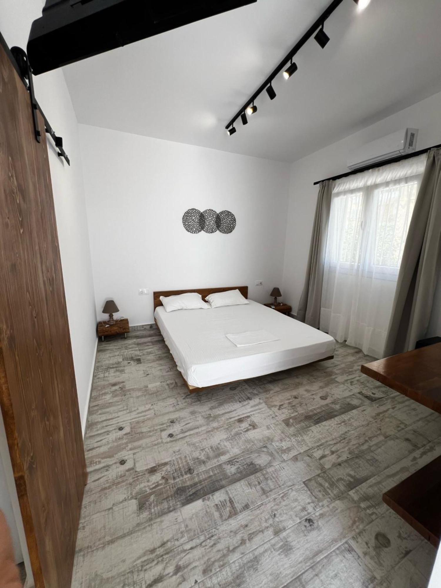 Three Seasons Apartment *