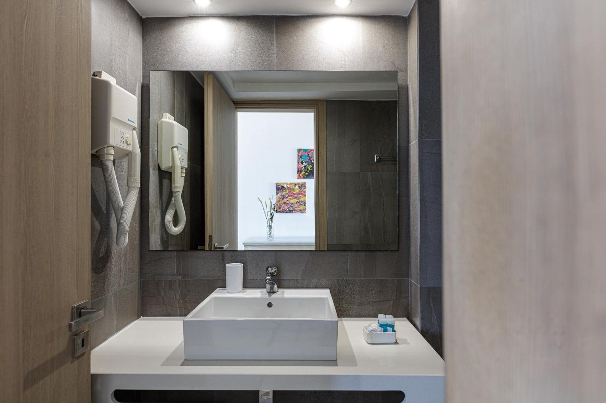 Golden Bay Boutique & 4* Kokkini Hani