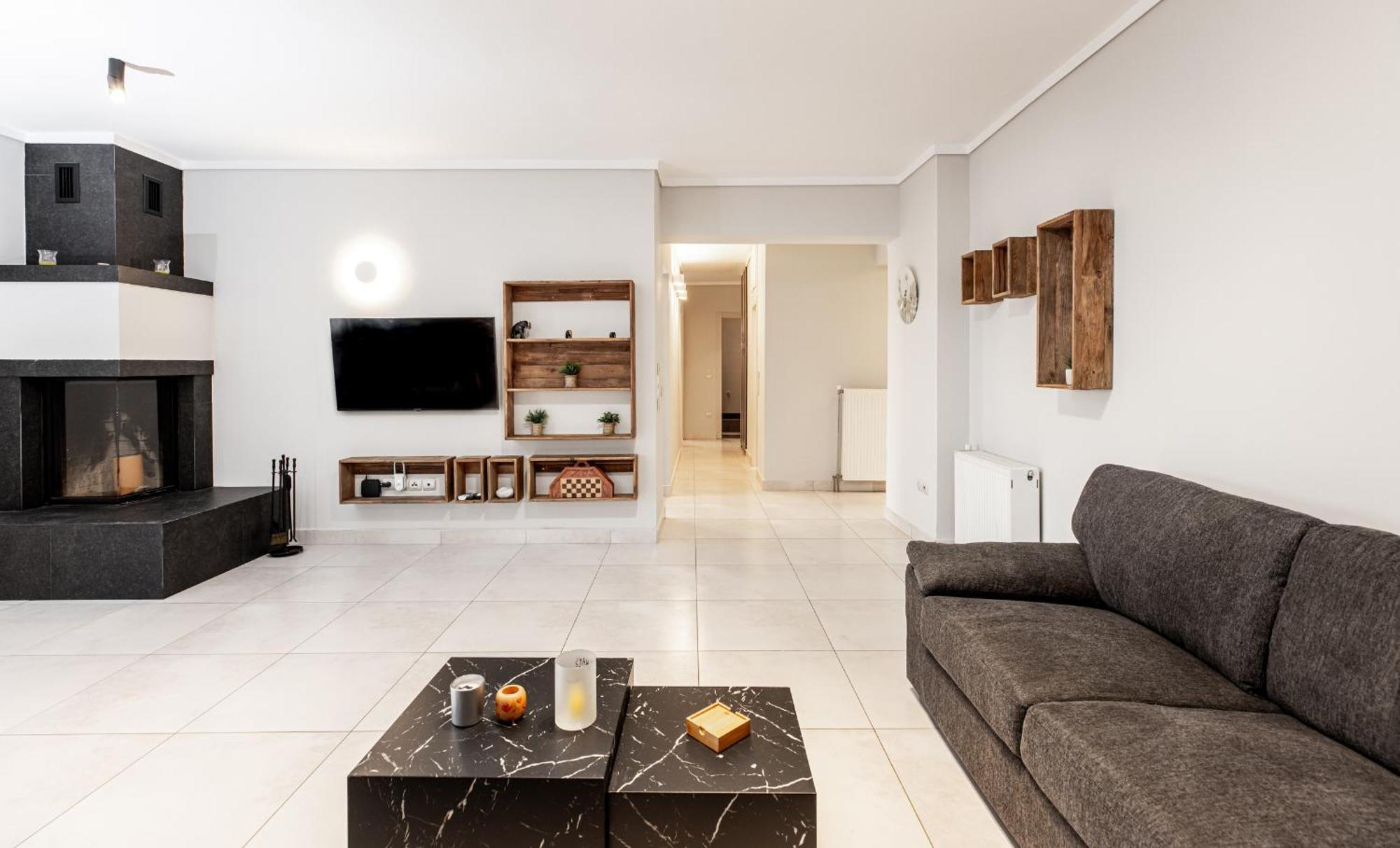 Spacious 3-bedroom With Wifi, Ac In Charming Kalamaria - Mountain View *