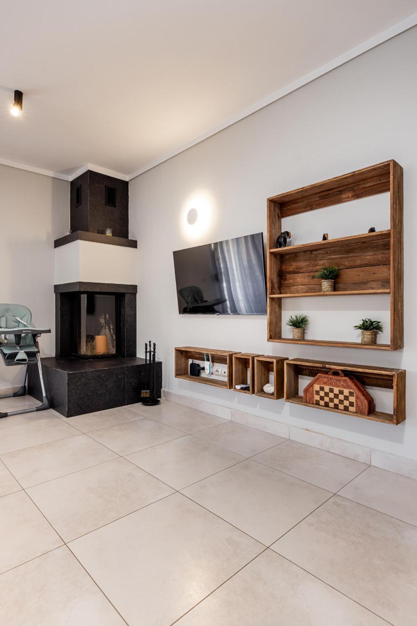 Spacious 3-bedroom With Wifi, Ac In Charming Kalamaria - Mountain View Apartment *
