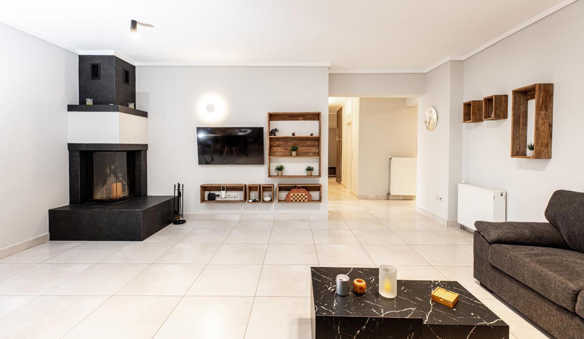 Spacious 3-bedroom With Wifi, Ac In Charming Kalamaria - Mountain View *