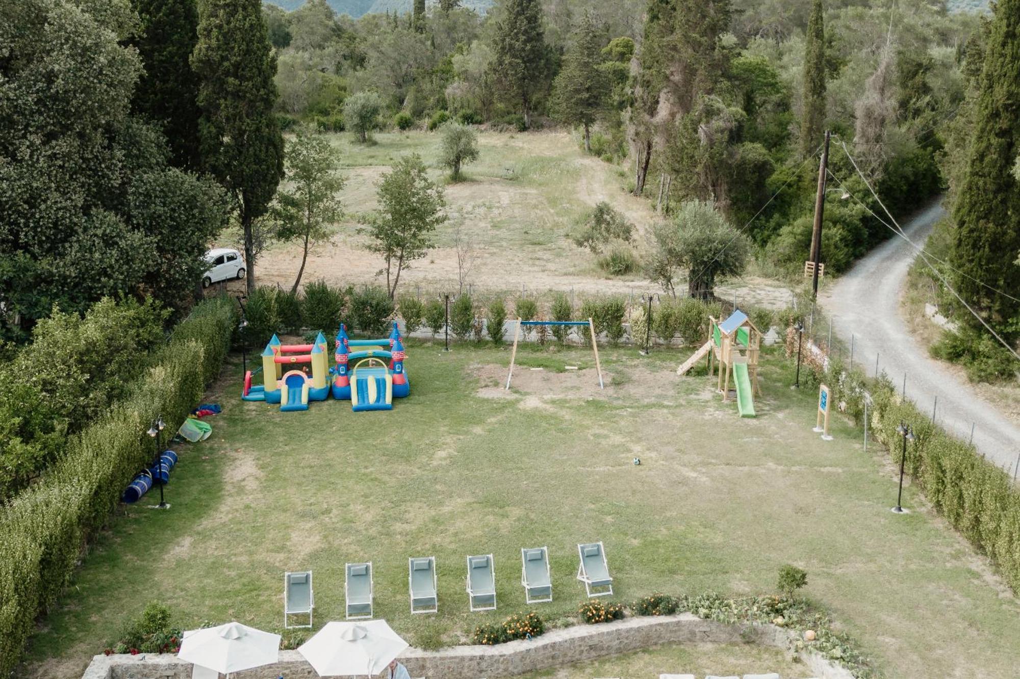 Dominoes Corfu Ipsos