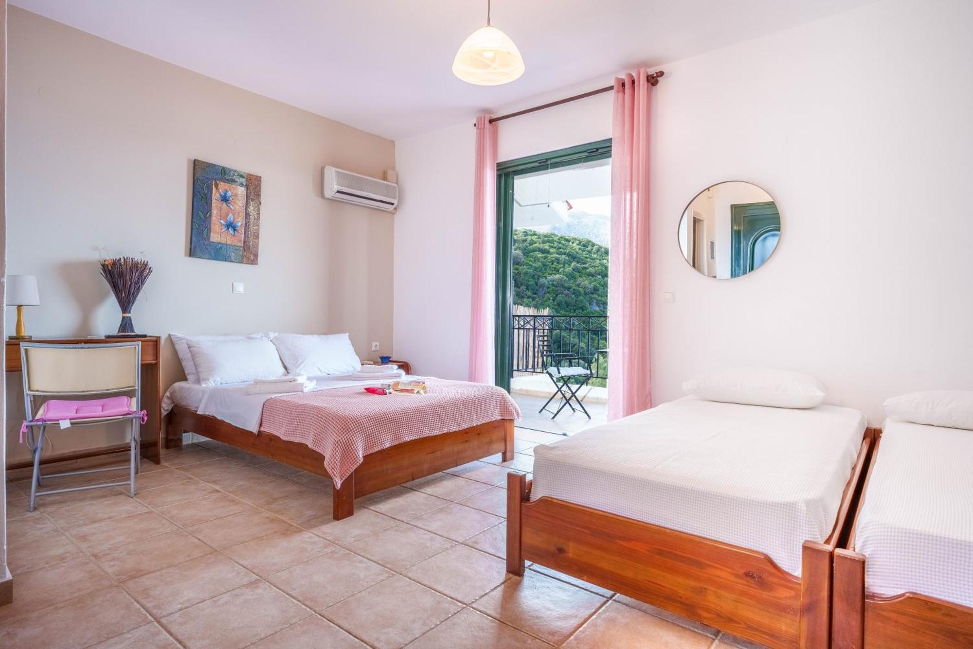 Giannatos' Studios Apartment