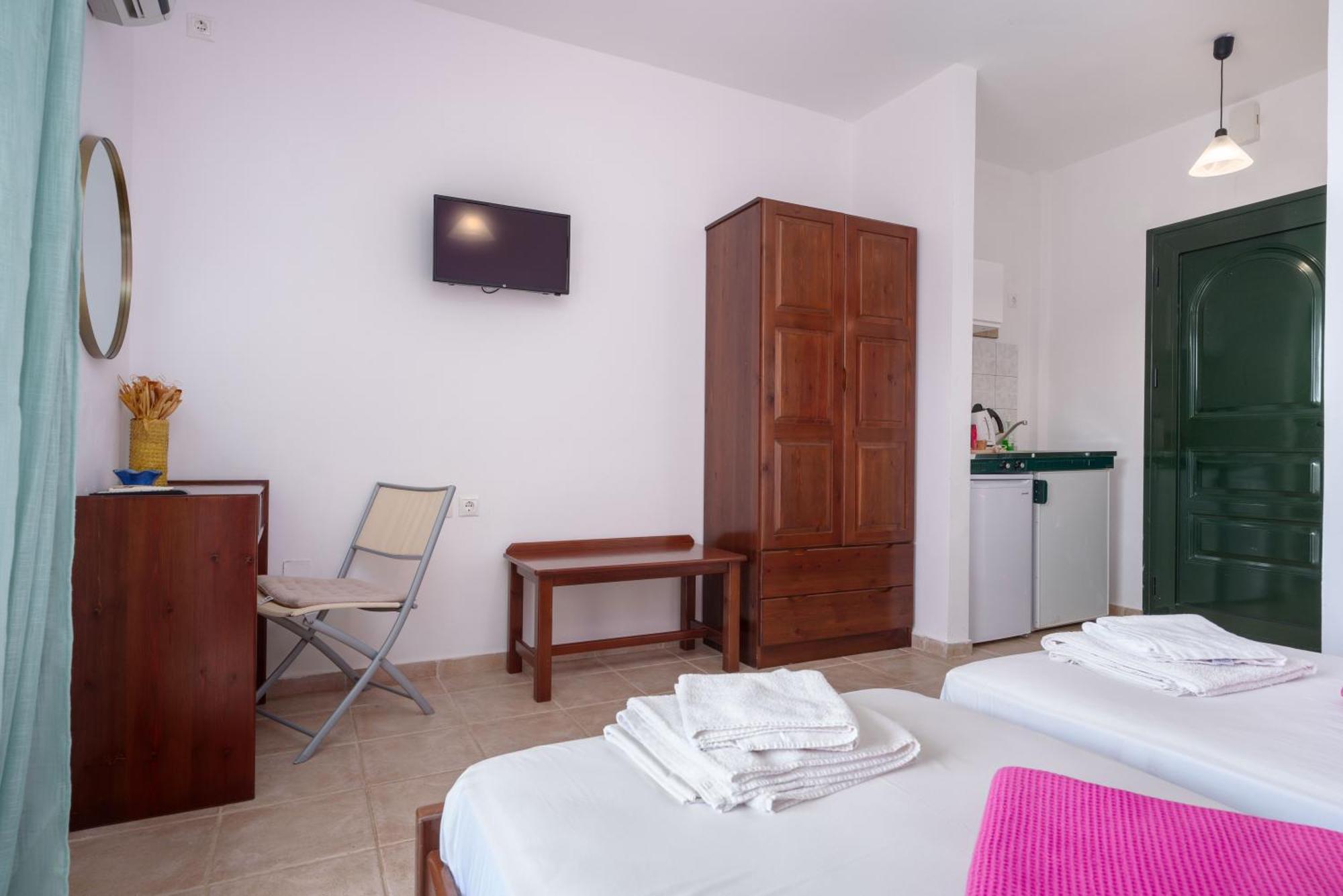 Giannatos' Studios Apartment *