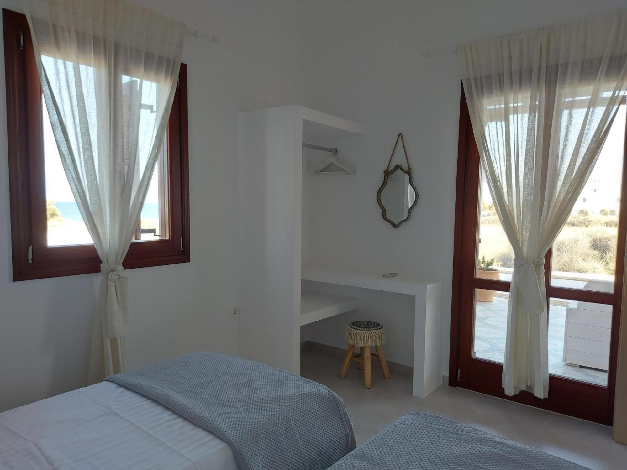 Front Pasithea Villa Monolithos (Santorini)