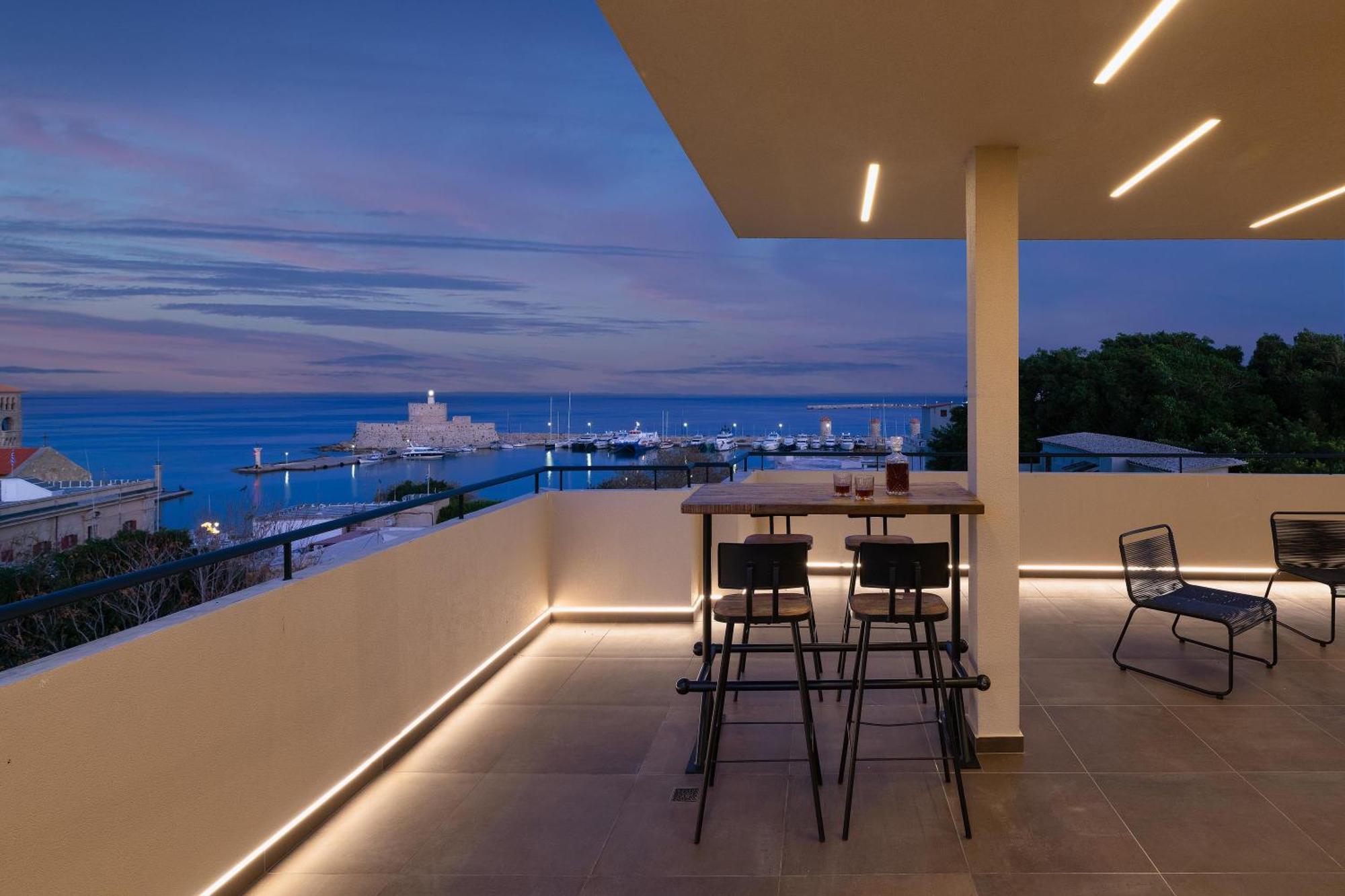 Hamilton Elite Penthouse Apartment *