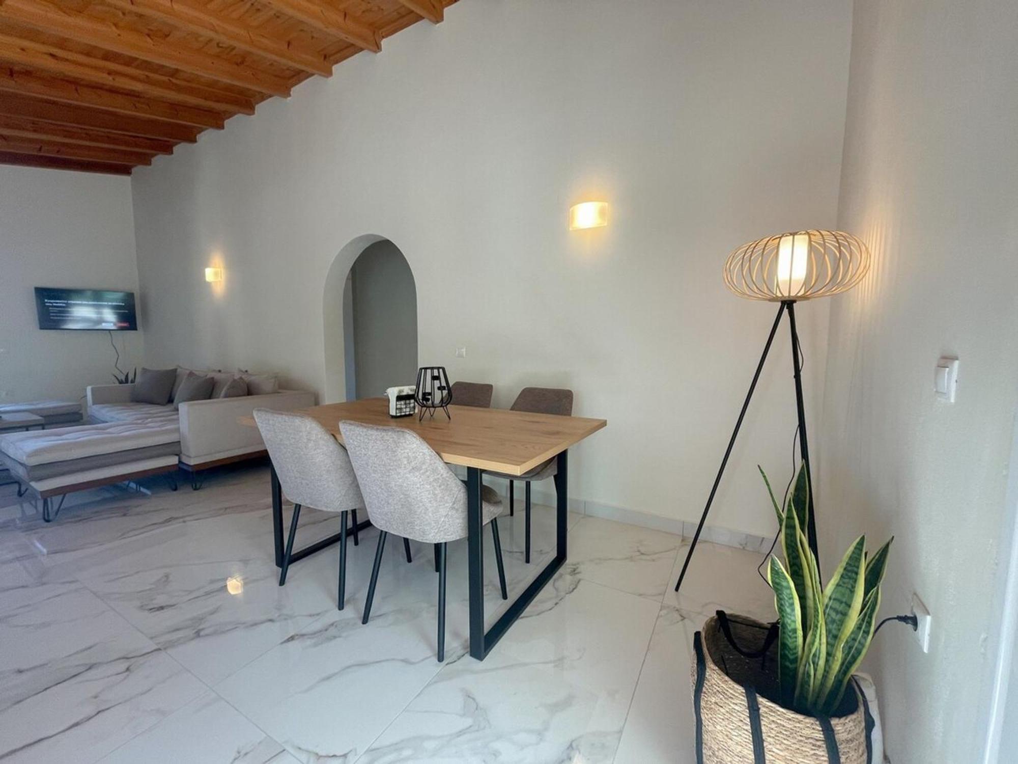 Magellanos Mint House- Kinopiastes Kynopiastai