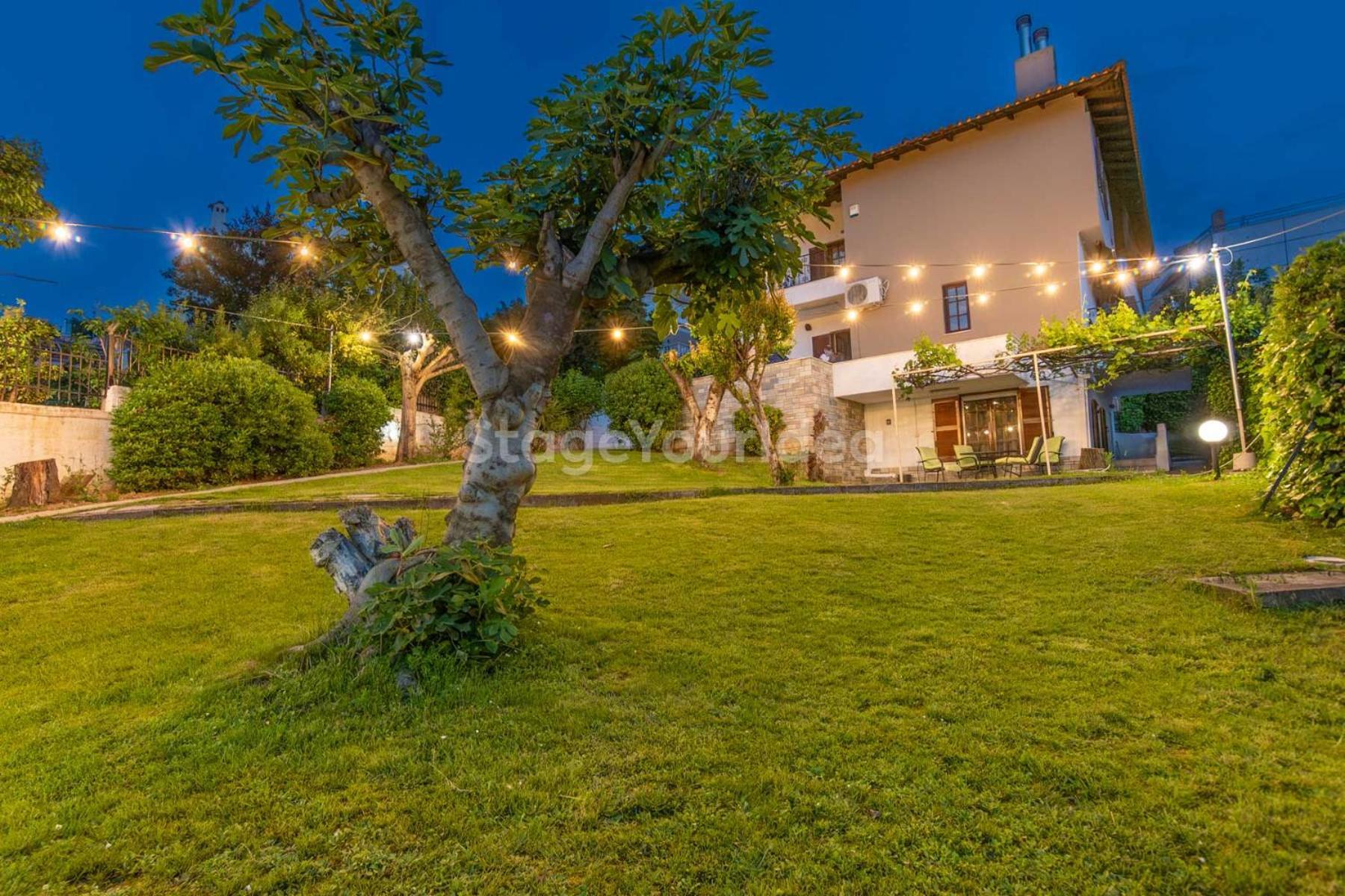 Villa Hillock: Traditional Luxury With Garden For Gatherings *