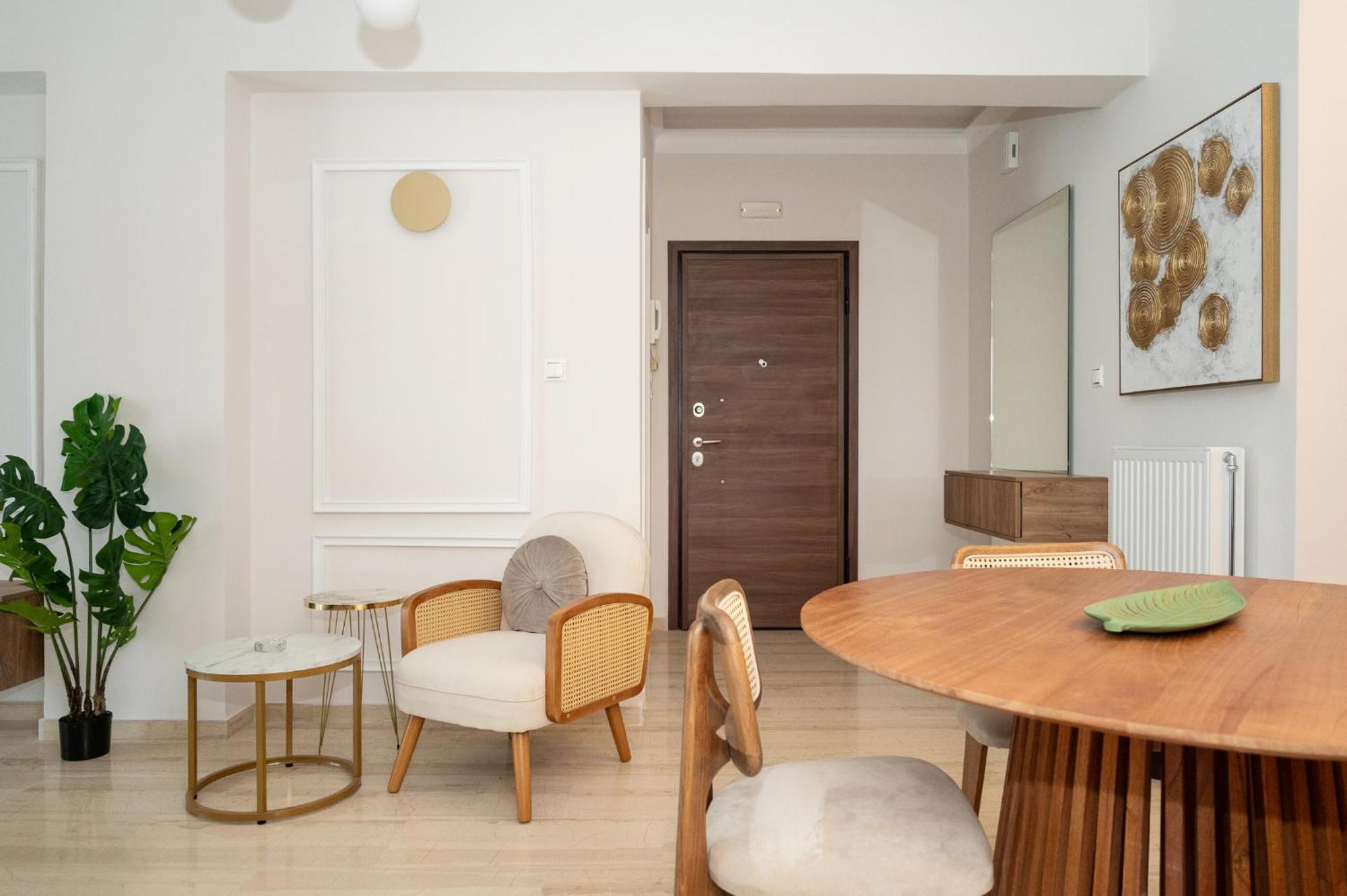 Margo Luxury Living 1 By 8essentially Apartment